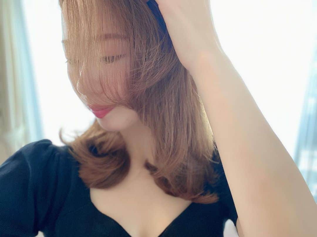のインスタグラム：「ヘアワックス無しで過ごす日❤︎ . 黒トップスのとき。 顔周りに柔らかさを色で出せないとき、髪の質感で柔らかさを出す♪ . ワックスをつけない髪は 動き方が自由で柔らか。 色よりも不思議な柔らかさを纏える🍀 . 女の子は色に頼らなくても綺麗でいられる♪ . 使うアイテムは大切ではない。 . #美容#振り回されない美容#美容をやめれば美がはじまる#メイク#ヘアスタイル #美」