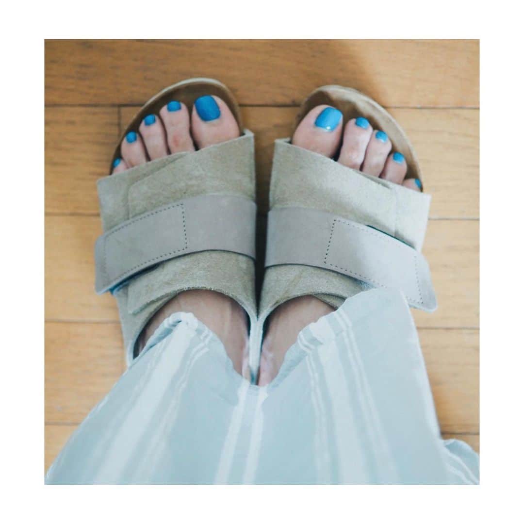 高山都さんのインスタグラム写真 - (高山都Instagram)「おうちサンダル。 いや、外でも履きたいけど、家の中でスリッパよりも疲れにくいことを知り、好きなものを身につけたいなーと。 @birkenstock のKYOTOってモデルです。 履きやすいのはお墨付きな上、見た目もお気に入り。 このベージュのトーンも好き。 青いネイルは妹のサロンで @fraisier_ 検温も消毒も徹底されてるから、安心して過ごせますよー。 昔は赤いネイルが定番だったけど、最近は青が気分。 意外とどんな靴やスタイルにも合う色です。」6月9日 11時18分 - miyare38