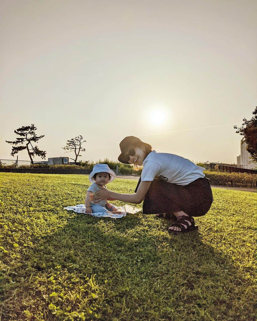 来夏さんのインスタグラム写真 - (来夏Instagram)「#💚 初めて芝生に触れた日🌱 行ける場所は限られるけど 少しずつ外で見るもの触れるものを 増やしてあげたいなぁ🌻  #2020 #生後6ヶ月  #6monthsold #babygirl  #女の子ママ #新米ママ  #ベビフル #コドモノ #pixelで撮影 #teampixel #ママグラマー #ママメンテ #mamagramer」6月9日 11時20分 - rairairaika