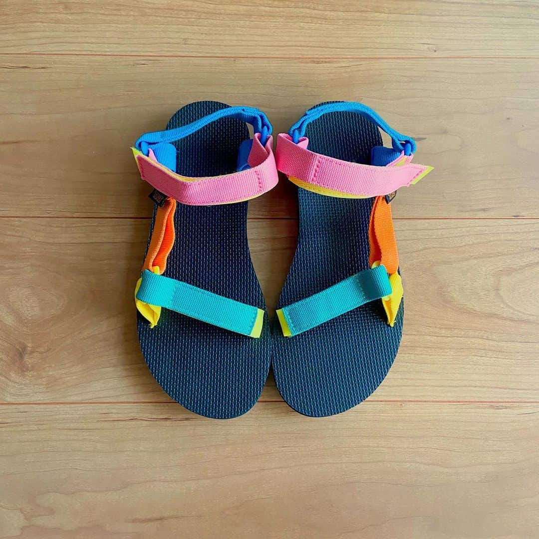 おおたうにさんのインスタグラム写真 - (おおたうにInstagram)「🧡TEVA💙 夏の簡単なサンダル。好きすぎて2足買う😀✨ #今日のお靴 #sandals #teva」6月9日 11時21分 - outa_uni