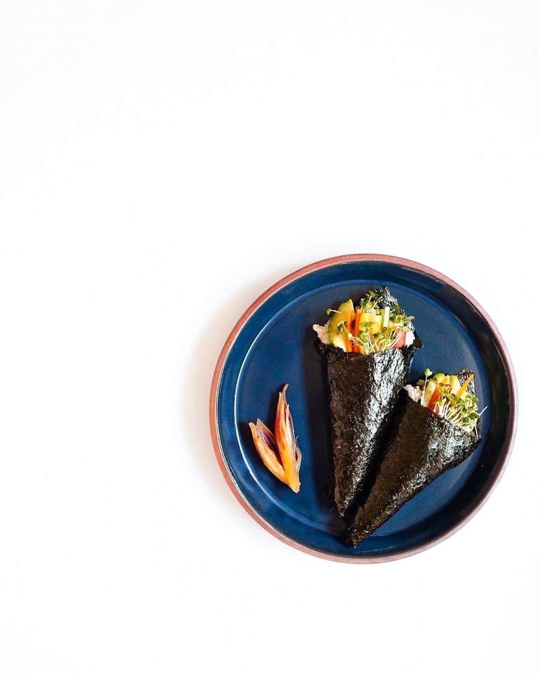ケリーさんのインスタグラム写真 - (ケリーInstagram)「マシュー ケニーさんの オンライン講座基礎のローフード❶ ・ ロール巻きと手巻きのローヴィーガン寿司🍣 ・ 酢飯の代わりに￼カリフラワーと大根を使っています。 見た目がまるでシャリのようにみえますよね😆 ・ 食感がシャキシャキして、 ビックリするぐらい凄く美味しい❣️ ・ ￼ Fundamentals of Raw Cuisine ❶ from  @foodfutureinstitute @matthewkenneycuisine ・ Raw Vegan Roll Sushi and Temaki Sushi 🍣🌱 ・ The sushi rice is made with cauliflower  and daikon. It looks just like rice right?!😁 ・ Its juicy and the granular crisp texture  from the cauliflower and daikon is so good😻 ・ @foodfutureinstitute  @foodfutureinstitute ・ #foodfutureinstitute#matthewkenny #rawfood#vegan#heathy#plantbased#foodie#マシューケニー#ローフード#ヴィーガン#プラントベース#ヘルシー」6月9日 11時23分 - kellymisawa