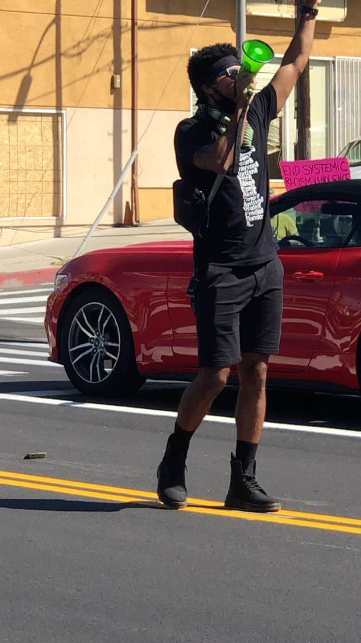 JR・ボーンのインスタグラム：「This is a peaceful protest @iammattlaw」