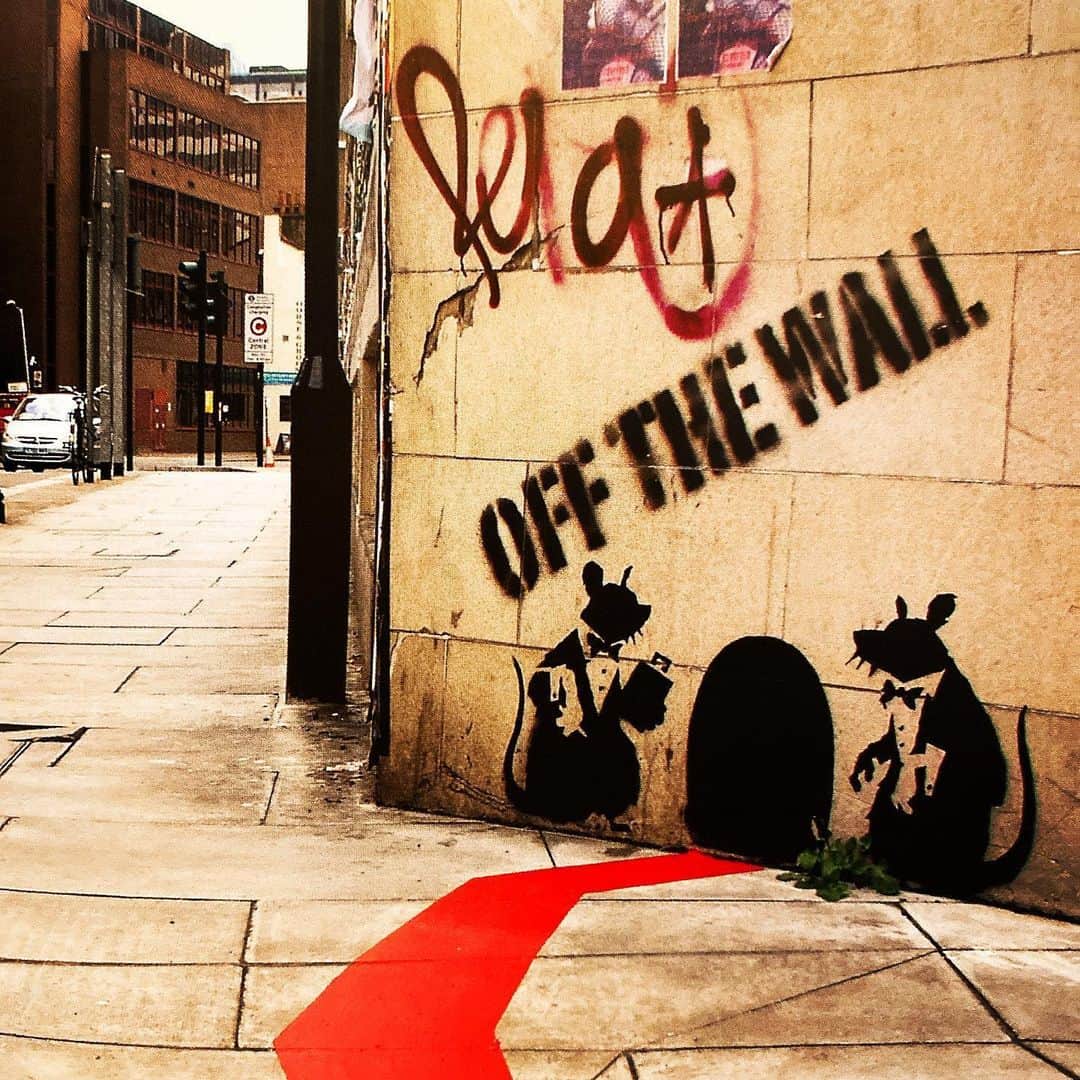 JULIANさんのインスタグラム写真 - (JULIANInstagram)「遂にバンクシー本人をとらえた！ "世界限定2万部発売"の貴重な作品集！ 『BANKSY CAPTURED 』Vol.01 by STEVE LAZARIDES  限定BOX入り届いた〜♡ #banksy #banksycaptured  #banksy10pounds #stevelazarides  #banksyart #art #wallart  #muralart #mural #street #streetart  #graffiti #graffitiart #sprayart  #バンクシー #バンクシー展 #アート #芸術 #作品 #壁画 #壁画アート #グラフィティ  #スプレーアート  #ストリート #アートのある暮らし  #アート好きな人と繋がりたい  #お洒落さんと繋がりたい  #お洒落な人と繋がりたい  #ブックカバーチャレンジ  #インフルエンサー」6月9日 11時42分 - julian_official_jp