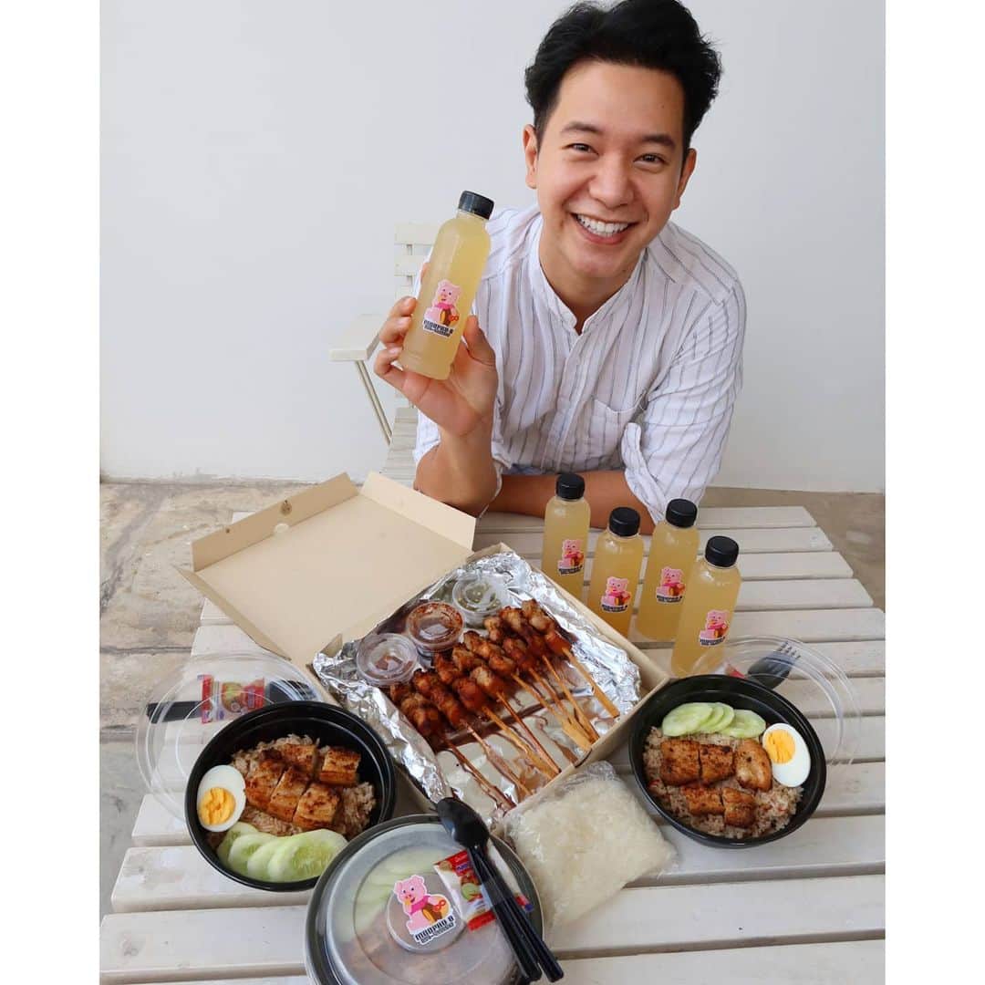 アイス・サランユーのインスタグラム：「ต้องลอง ต้องกิน  หมู3ชั้น คุณภาพดี ย่างซอส เกาหลี  มาพร้อมน้ำจิ้ม3แบบ  ทั้งน้ำซัมจัง(เกาหลี) น้ำจิ้มแจ่ว น้ำพริกหนุ่ม แบบข้าวก็มี ข้าวหอมมะลิผัดน้ำพริกกะปิ (หอม&รส ละมุนมาก) กินพร้อม น้ำผึ้ง มะนาว สูตรพิเศษ ของทาง  @moophu8 ต้องลอง!!! สั่งเลยยยย 094 495 5632 ปล ร้านของ Manager  และ sound engineer ไอซ์เอง🐷😍🙏」
