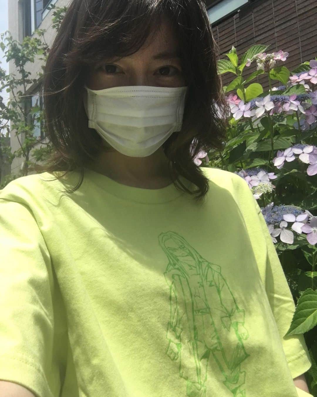 小橋めぐみのインスタグラム：「Tシャツの季節🌈 ビリーアイリッシュ×村上隆　UT #billieeilish #takashimurakami」