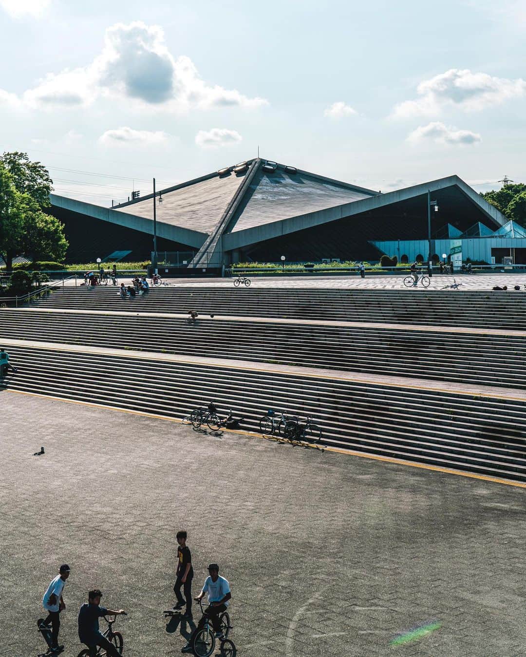 東急電鉄さんのインスタグラム写真 - (東急電鉄Instagram)「. 東急線沿線にある外観が綺麗な建築のご紹介。 今回は駒沢大学駅から10分ほどの駒沢オリンピック公園。園内には複数の運動施設があり、1964年に開催された東京オリンピックではバレーボールなどの競技がここで行われました。 中央広場付近にはインパクトある建築物が点在しており、中でも五重塔に似たオリンピック記念塔は斬新なデザインです。 外出が難しい時期が続いておりますが、現状が落ち着きましたら、綺麗な建築を探してみてはいかがですか。 （東急田園都市線　駒沢大学駅） . There’s beautiful architecture to find along the Tokyu Lines. Today’s highlight is Komazawa Olympic Park, just a 10 min.’s walk from Komazawa-Daigaku Station. There’s a variety of sports facilities here, including the arena for the volleyball events held during the 1964 Tokyo Olympics. Dotted around the central square you can find some eye-catching designs, including an Olympic memorial tower that looks like a 5-tiered Pagoda with a modern twist.  Going out is still difficult at the moment, but once things begin to settle you might want to try going for a hunt for beautiful architecture. (Tokyu Den-en-Toshi Line Komazawa-Daigaku Station) . #駒沢公園 #駒沢オリンピック公園 #komazawapark #design #architecture #architecturedesign #建築 #建築デザイン #建築巡り #architecturephotography #東京散歩 #japantrip #japan_daytime_view #tokyocameraclub #discovertokyo #ig_japan #bestphoto_japan #visitjapanjp #ig_architecture #archidaily #archilovers #architecturelovers #cityarchitecture #symmetry #symmetrical #シンメトリー #近所の公園 #공원 #japanphotography #beautifuljapan」6月9日 11時38分 - tokyu_railways