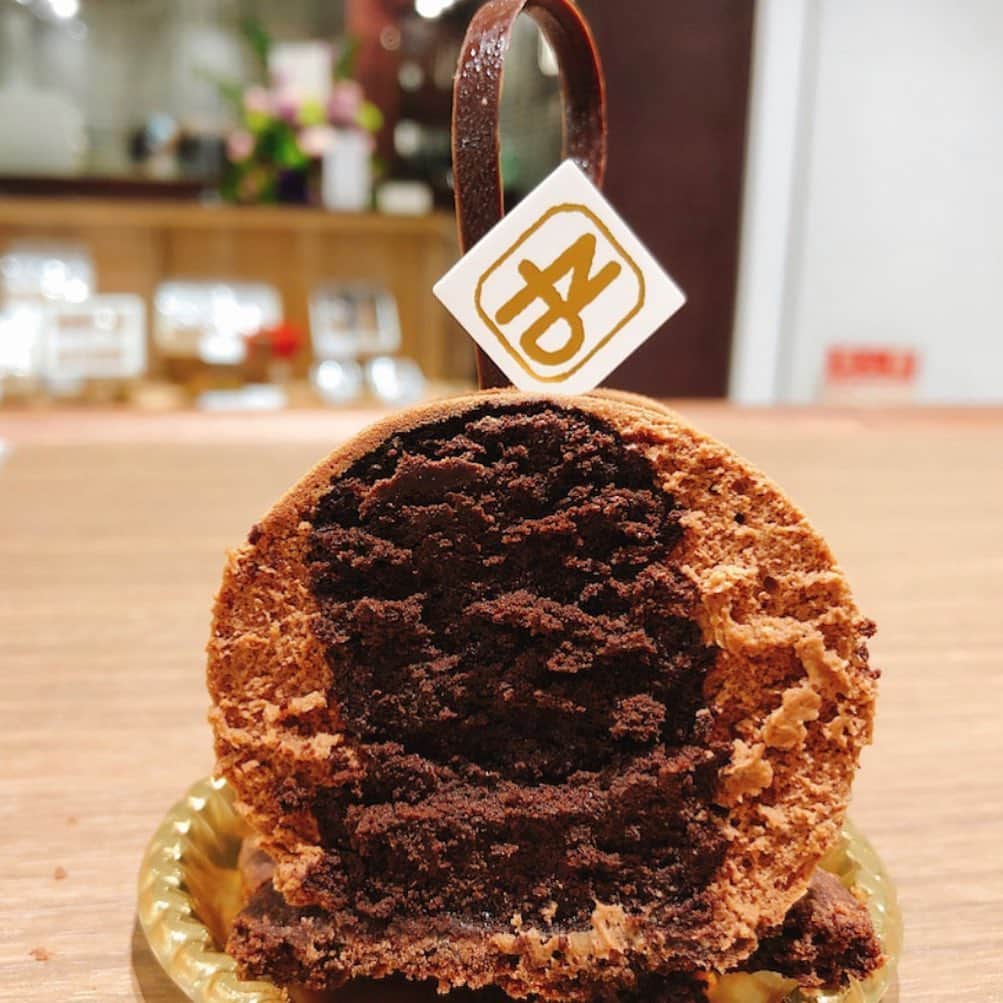里井真由美さんのインスタグラム写真 - (里井真由美Instagram)「🌰#chestnut #cake 丹羽栗でございます〜 ・ ・ 栗が大きいのよぉ〜🌰スポンジの中にもダイス状の和栗が入ったショートケーキ❤︎ ・ ・ ショートケーキは断面見えてるので、もう一つのチョコケーキ「杉玉」のご紹介と断面を🙏✨ ・ ・ 杉玉は、潔いほどのチョコづくし🍫 チョコはチョコづくしで食べるのが好きなので好みなケーキどす❤️ ・ ・ 先日ご紹介した「中島大祥堂」さんのケーキたち。ショートケーキも和栗も日本ならではですね #japanesefood #japanesesweets  和スイーツ素晴らしい〜🙌🇯🇵 ・ ・ @nakajimataishodo ・ ・ #モンブランの世界#栗#和栗#栗スイーツ#モンブラン#里井真由美#衣替えモンブラン#japan#Gâteauauxmarrons#零食#さといいね#스위트#montblanc#ありが糖運動#まゆログ#甜食#밤케이크#フードジャーナリスト里井真由美#断面モンブラン#蛋糕#断面フェチ#栗子蛋糕#kimono#kimonostyle #着物#着物コーディネート」6月9日 11時38分 - mayumi.satoi