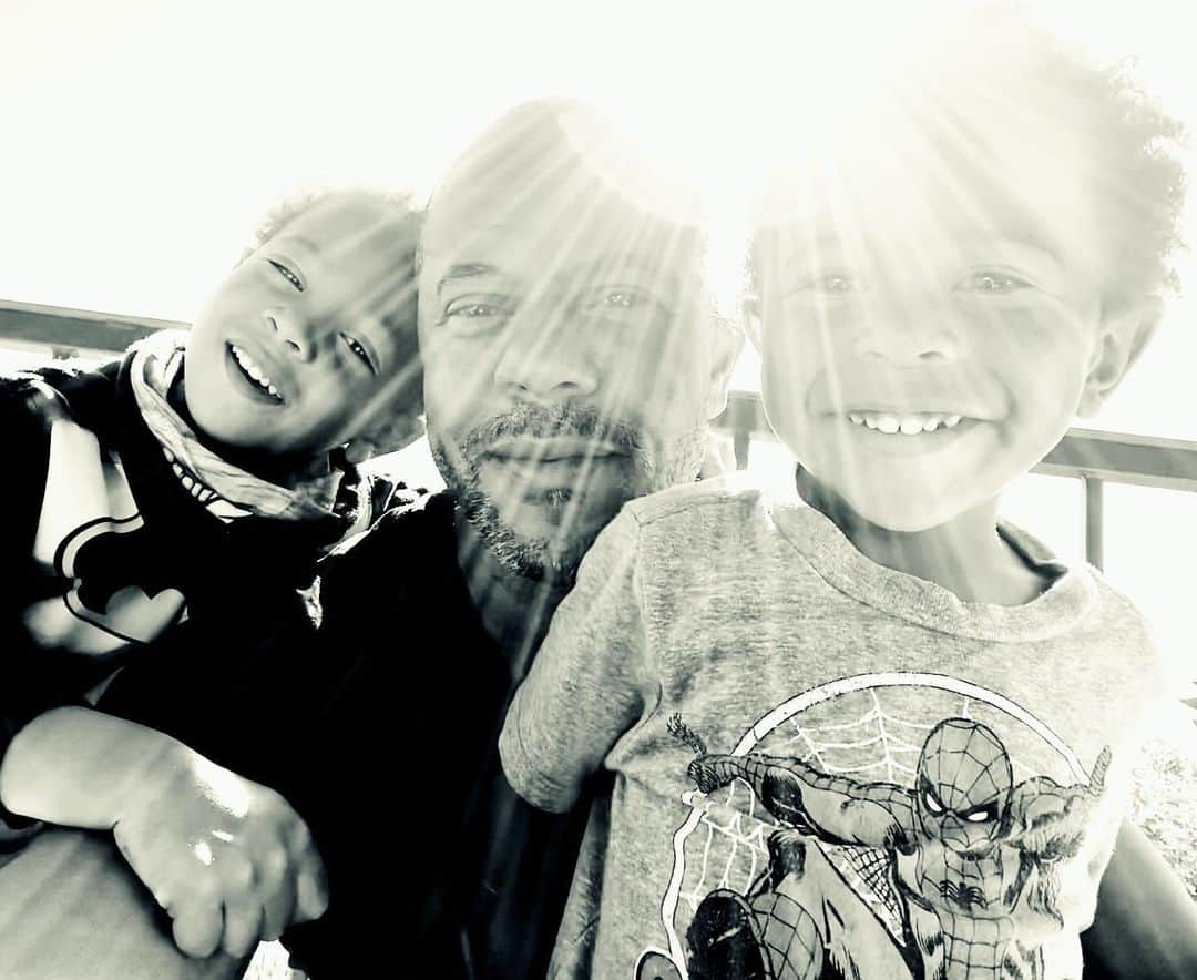 ロックモンド・ダンバーのインスタグラム：「We are sending LOVE to you right now!! You are LOVED! We LOVE you!」
