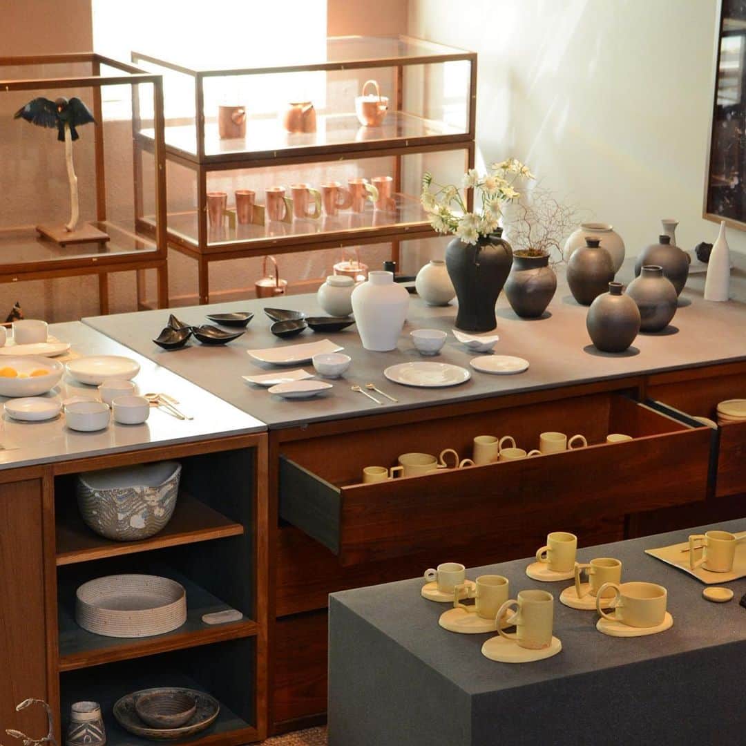 HereNowさんのインスタグラム写真 - (HereNowInstagram)「Looking for a lifestyle shop in Seoul? Chapter1 edit should be your first stop if you’re interested in seeing the high-end design that has become popular in Seoul. @chapter1_edit 🇰🇷🍵👗👒 アジアの感性があふれる、上質なアイテムを提案するライフスタイルショップ  #herenowcity #herenowseoul #wonderfulplaces #beautifuldestinations #travelholic #travelawesome #traveladdict #igtravel #livefolk #instapassport #koreaclothes#dongdaemun#koreanoutfits#koreanoutfit#koreanstyle#ulzzangoutfit#seoulstyle#koreancouplestyle#uzzlanggirls #seoul #ソウル #ソウル旅行 #서울 #한국 #꼭가볼 #명소 #韓國自由行 #首爾 #주말스타그」6月9日 11時48分 - herenowcity
