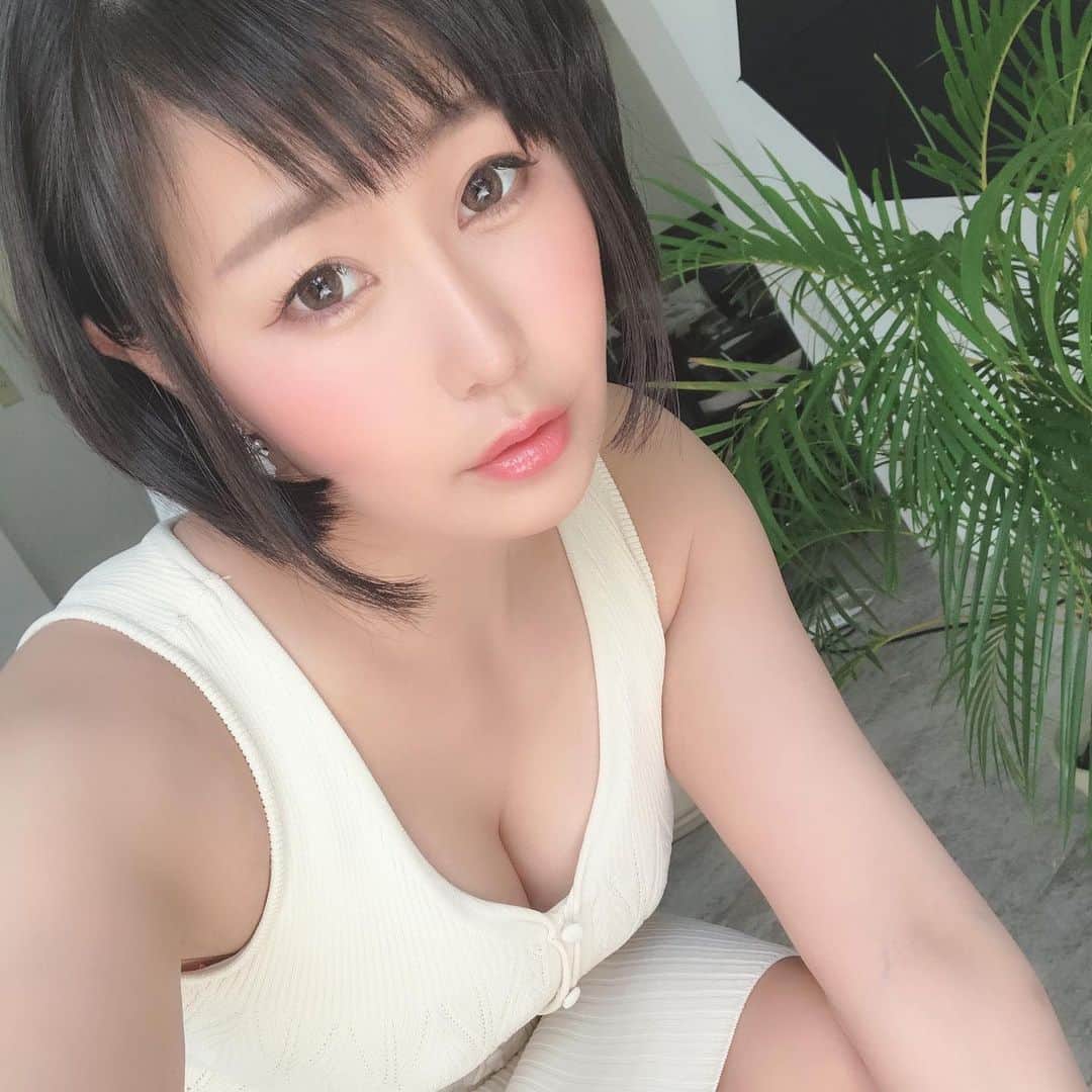 明里ともかのインスタグラム：「初夏ですね。  #初夏　 #セクシー女優 #明里ともか #ニットワンピ」