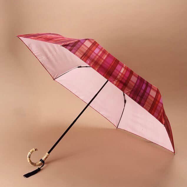 Samantha Thavasaさんのインスタグラム写真 - (Samantha ThavasaInstagram)「Samantha Thavasaの雨の日おすすめシリーズをpick up☔️❤️ . 梅雨のコーディネートを 誰よりもおしゃれに攻略✨ —————————— 雨天兼用の折りたたみ傘は、 この時期の必需品☔️💓 . 遮光率99.99％以上、UVカット率99％以上で、 日差しと急な雨にも対応できる。 内側のキュートなピンクもポイント。 ¥6,800＋tax . #samanthathavasa #サマンサタバサ #雨の日 #撥水加工 #梅雨コーデ」6月9日 11時59分 - samantha.thavasa_official