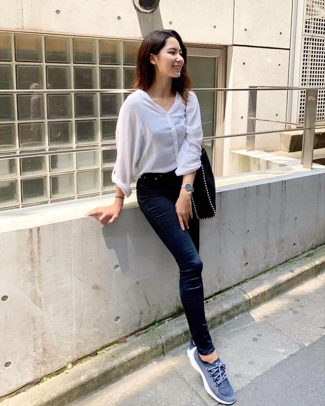 ヴァッツ美良さんのインスタグラム写真 - (ヴァッツ美良Instagram)「自粛期間中毎日1〜2時間ウォーキングしてたから 最近お仕事で出かける時などは1.2駅の距離なら電車ではなく歩くようにしてるよ😊❣️ 歩きやすい靴を、と思って選んだオールバーズのスニーカー✨ とっても軽くて足にフィットしてくれるから、長時間歩いても全然疲れないの！ デザインもシンプルだから私服にもトレーニングウェアにも使いやすい🙆‍♀️黒だと黒スキニーにも合わせやすいね👌 これからジムが再開したらジム用としても使える💞 * * #オールバーズ #PR #ウォーキング#walking #workout @allbirdsjapan」6月9日 11時58分 - miravats_06