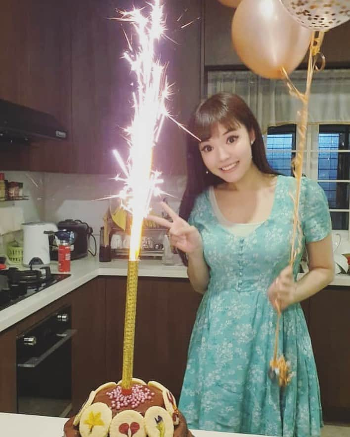 YingTzeさんのインスタグラム写真 - (YingTzeInstagram)「When you are scared of the bursting candle but also need to smile because the flames are running out and you need that birthday cake photo 🤣 _ Thank you @misshermes & @soo87 for baking me a birthday cake : Chocolate Moist Cake + 3 tier as requested hahahaha 😋 _ Someone told me that “ You know that you are loved when someone cooks for you “. ❤️ #blessed #earlybirthday」6月9日 12時01分 - yingtze