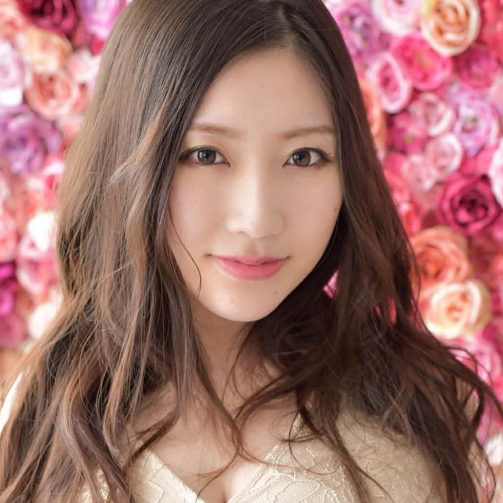 松丘雪那のインスタグラム：「. みんなから好評だったから載せるねー！ . Have a good day ! . . . . .  #japanese #me #smile #sexy #happy #shooting #model #hairstyle #makeup #influencer  #model #モデル #メイク #美容 #インフルエンサー #笑顔 #撮影 #タレント #ヘアスタイル #サロンモデル #サロモ  #作品撮り #被写体 #セクシー #薔薇　#お花　#色白 #美白」