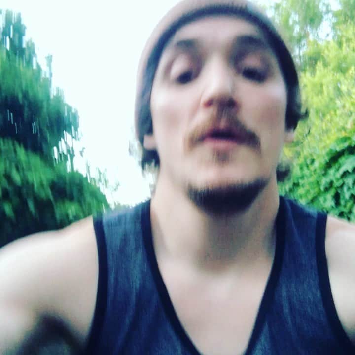 カイル・ガルナーのインスタグラム：「Ok so the topic of getting out of dodge has come up again. We are seriously talking about leaving California but we still need to be close so we are looking at Portland area or Seattle area. Doesn’t have to be in the city in fact a cool town or smaller city or suburb area outside the big city would probably be more desirable. I’m reaching out for some advice... we are going to drive up and check these places out sooner rather than later and I am looking for some Info from people who know what’s up, like what are good family friendly places to live? I like adventure and outdoor stuff but don’t want to be too secluded for the wife and kids so what would be some good areas to check out. From what I’ve seen you can’t really go wrong with the public schools out there is that true? What’s it like raising kids in these places? What’s it like dealing with the weather and kids? Is it safe? Anything and everything will help. I have been doing research online but I find you can’t beat first hand experience. Thanks guys.」