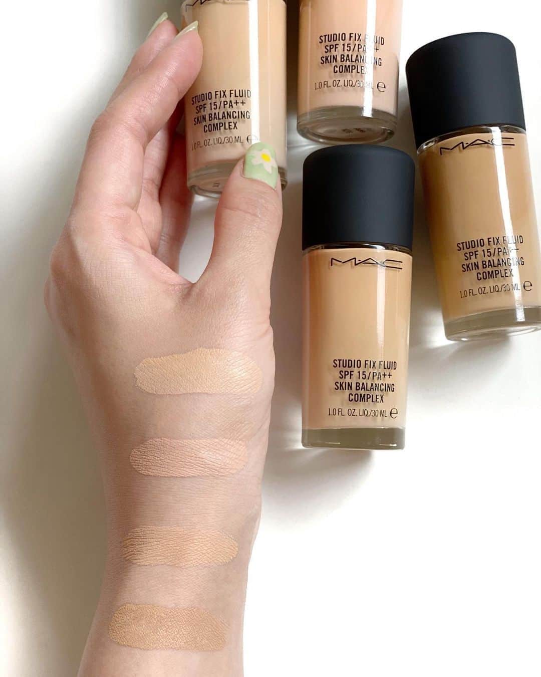 M∙A∙C Cosmetics Japanのインスタグラム：「ファンデーションの色選びで悩むことはありませんか？ ㅤ 今回はイエロー、ニュートラル、ピンク系で人気のカラーを一挙ご紹介✨色選びにご活用ください🎨 ㅤ カラーはスワイプしてチェック👉 ㅤ ㅤ 【公式オンラインショップ限定特典】 ☑︎初回ご購入のお客様へ10% OFFクーポンをプレゼント（クーポンコードwelcome） ㅤ #MACStudiofix #MACスタジオフィックス #MACCosmeticsJapan #MACCosmetics #MAC #MACコスメ #マックコスメ #コスメ #メイク #美容 #化粧品 #デパコス #コスメ部 #コスメマニア #コスメ好き #コスメ好きさんと繋がりたい #メイク好きな人と繋がりたい #春メイク #春コスメ #メイク下地 #リキッドファンデーション #リキッドファンデ #ツヤ肌 #透明感 #ツヤ #ツヤメイク #お気に入りコスメ #スウォッチ」