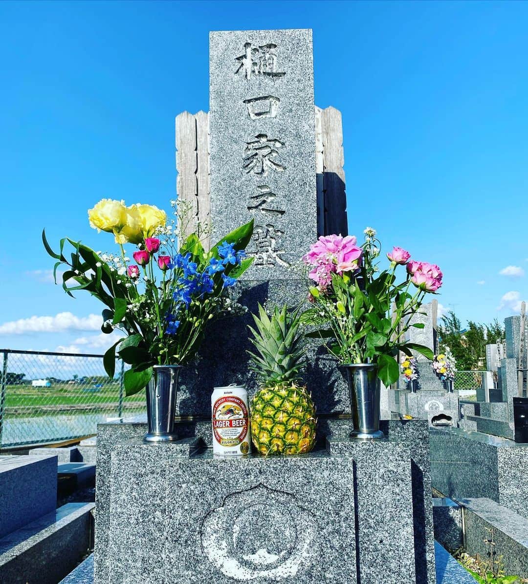 黒潮イケメン二郎さんのインスタグラム写真 - (黒潮イケメン二郎Instagram)「うちの墓は埼玉の鬼田舎にあるんだけど月一回は行くようにしてて、お供物はいつも季節関係なしに夏っぽいのを置いてくることな多い。理由はひとつでお墓だろうと明るい方がいいと思ってるんだけどどうかな」6月9日 12時13分 - ikemenjiro_wwe