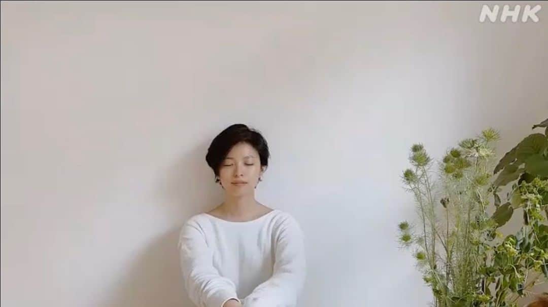 田中菜月さんのインスタグラム写真 - (田中菜月Instagram)「. 空気は読むものではなく 吐いて吸うものです。 . NHKの水害から命を守るキャンペーンのCMに 日常、瞑想をしているということで 声をかけていただきました。  水害と呼吸を繋げられるとは⁉︎ とても素晴らしい内容だと感じ 協力させていただきました。  水害でなくても 目の前の出来事に呑まれていると  呼吸が浅くなり 酸素が頭にいかないから 正常な思考判断ができなくなる  あたりまえなんだけれど 気づかなくなるんですよね。  そんな あたりまえのことを  発酵×瞑想×断食の オンラインリトリート  ゆるやかな断食 ゆるだんで  体感していただいています。  今日、新たに感想をいただきましたので 了解をいただき、みなさんにもシェアさせていただきます。  6月は、夏至の日・新月・部分日食が重なる時に、ゆるだんをします。 . みんなで呼吸を整え瞑想しましょう。 . ゆるだん5期、あと5人 ご参加いただけます✨  プロフィール欄からどうぞ🌿  ーーーーーーーーーーーーーーーーーーーーーーーーーーーー ・なぜやってみようと思ったのか？ きっかけは、インスタライブで菜月さんを見て人柄に惚れてゆるだんを知り、発酵もファスティングもすごい興味があったので、これはやるしかないと思って申し込みました😊 ・ゆるだん体験前と体験後の変化(こころとからだ) 体の変化 ・消化に負担がかからない分、びっくりするくらい朝の目覚めがよくて、スッキリ感が全然違った。普段どれだけ私は臓器たちを働かせんだと、自分の身体にごめんねとありがとうが溢れてきました(笑) ・浮腫も取れて体が軽くなって、その軽さがすごく心地良くて日頃どれだけ必要以上の物を口にしてたか再確認できました。 ・3日目くらいから肌が綺麗になってくのを実感して、ゆるだん後から今もノーファンデーションです(笑)  心の変化 ・瞑想は少しやったことはあったけど習慣化することで、より自分と向き合うきっかけができて、その時その時の自分、一瞬一瞬の自分を大切することが大事だと気づけました。 ・断食と並行してやることで体と心の感覚が、より研ぎ澄まされて自分や自分の周りの事に対して新しい発見がたくさんありました。 ・他人の意見や常識、様々な情報に捉われるのではなく、自分の考えや思い、感覚をもっと大切にして、自分の軸をしっかり持って生きていこうと思えるようになりました。 ・料理にしろ、何をするにも感謝や思いやりを忘れず心を込めて行うように意識するようになりました。 書き切れない程心の変化がいっぱいです(笑) . . ・1番心に残ったこと 私たちは常に菌と共に生活しているということ。菌に寄り添って、自然と寄り添って生きる。菌が心地いい身体の中や皮膚の周りにして、菌たちに喜んでもらえるような身体でいることが大切だということ。 ・感想 3歳と1歳の子供がいて、なかなかリアルタイムで参加できることは少なかったんですが、自分のペースでゆるゆると参加することがでてすごく良かったです。 今回参加して、瞑想することやミキを作ること、何か１つのことに集中して行うことが自分に寄り添う事に繋がり、それが自分にとってすごく心地良くて、大切な時間であること。 今までいかに自分に寄り添うことをしてこなかったのか、1番大切にしなければいけなかった事に気づかせてもらえて、親という立場や環境だからできない事があるってただ自分で決めつけて、自分を縛って、それに不満やモヤモヤを上乗せして、それってただ自分で自分を苦しめてただけで、どんな状況や立場でも物事全ては自分次第で、何でも変えられるんだ って事に気づかせてもらえて本当に心から参加してよかったなと思いました！ そして、常識や他人の意見に囚われるのではなく、自分で感じ自分で決める。菌のように謙虚な姿勢でありながらも、自分らしくありのままを楽しく生きる。私のこれからの人生のあるべき姿はこれだ！と教えて頂ける機会でした！ 菜月さん、そして参加してた皆さんと素敵な時間を一緒に過ごせてよかったです！時間が合わずzoomで皆さんとお会いできなかったのが残念だったんですが、またいつかお会いできる日があることを願ってます！本当にありがとうございました！」6月9日 12時27分 - natsuki_hakko