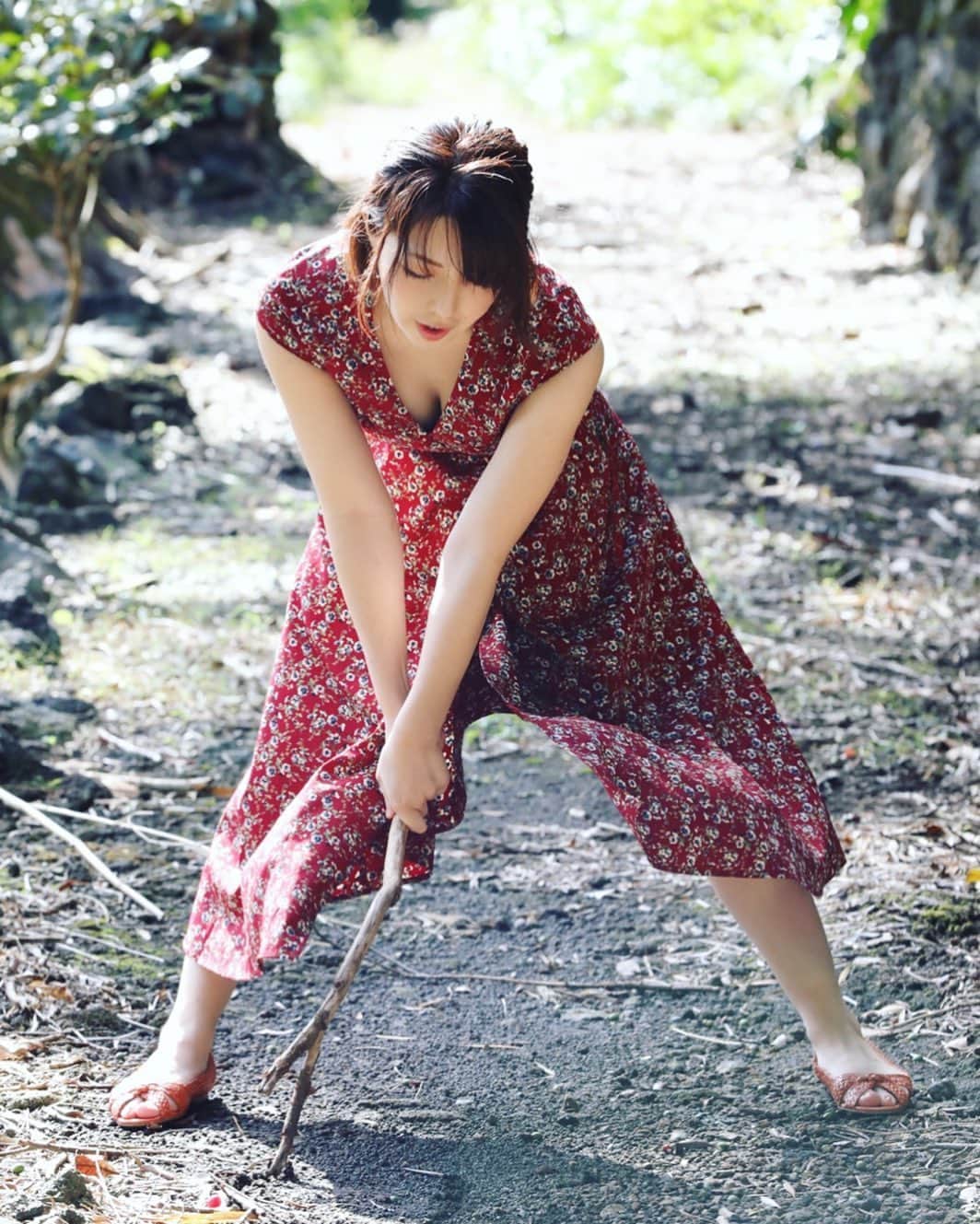 のインスタグラム：「発売中の週刊現代さんにて袋とじ8P掲載中です。 また、ラスト写真集「Period」から 未公開カットで構成された電子写真集3冊が発売中。 ぜひぜひお買い求めくださいね。。。 . . . #先日 #やっと鍼灸師免許の申請をして参りました #次は保険の申請です #契約書うんぬんにとても疎いので #ちんぷんかんぷん #どんなに気をつけていても #万が一は誰にでも起こりうるので #備あれば憂いなし #出来うる限りの対策はしておかないとですね」