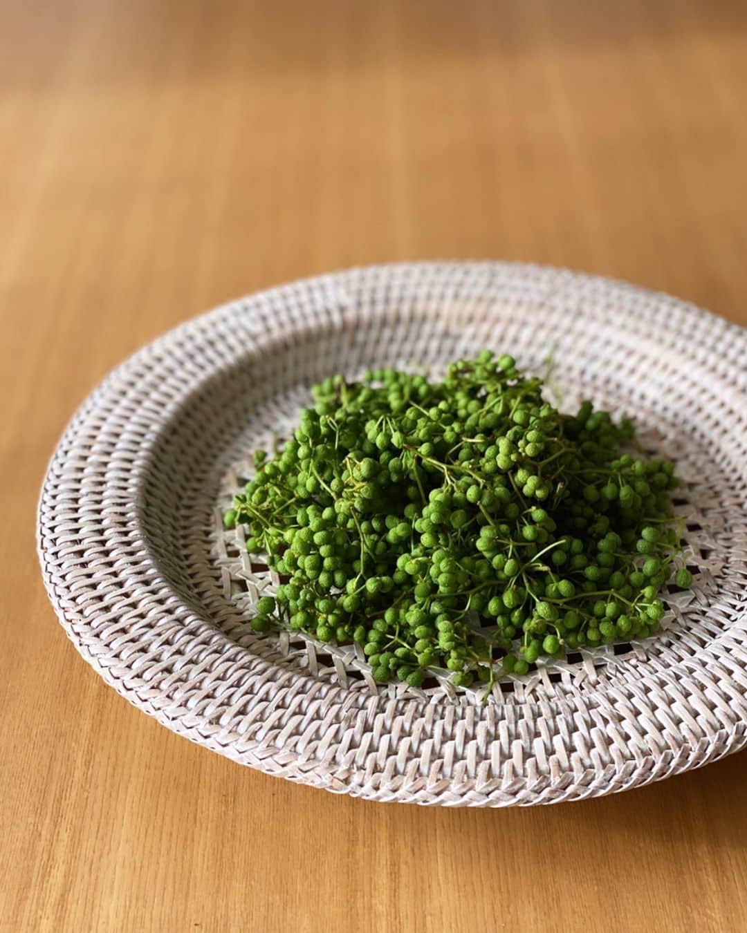 のインスタグラム：「梅につづき… 今の時期は実山椒の季節🌿 . 昨日は実山椒の下ごしらえをして ちりめん山椒を作りました。 これだけで白いご飯が美味しい😚 . 残った山椒は冷凍しておけば 一年いろいろ楽しめる😊 . 山椒は身体を温めてくれるし 基礎代謝が高まるからダイエットにも良いし 消化の促進や消炎効果などもあって なにげに健康にも美容にも 良いこといっぱいなんだよね🤩 . . #山椒 #実山椒 #旬の食材 #ちりめん山椒 #日本が世界に誇る食材 #美肌効果」