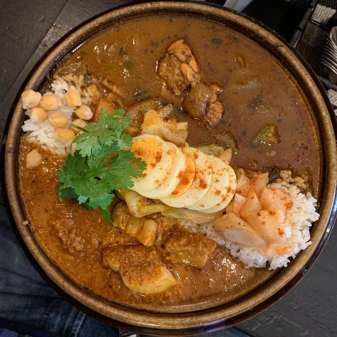 のインスタグラム：「#lunch #curry #pork #chicken #egg #yum #spicy #happy #music #soul #rb #singer #lovelife #instafood #ハードコアカレーシンガー #SPICEPOST」