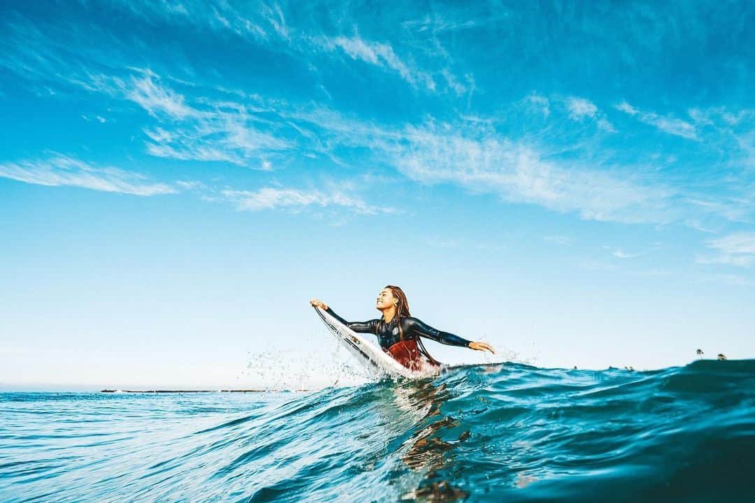 ティア・ブランコさんのインスタグラム写真 - (ティア・ブランコInstagram)「World Ocean Day 🌊💧 The ocean is truly an amazing, sacred place with some of the most magnificent species and it is up to us to keep it that way!!! One topic I’d like to bring up is eutrophication. Eutrophication is the process where agricultural runoff, including fertilizer and animal waste, gets dumped into rivers, and ends up in the ocean. The runoff contains nutrients like phosphorus and nitrogen that are the essential building blocks of life. And while ecosystems need a steady supply of these nutrients, too much can actually suffocate life by drastically lowering the amount of oxygen available — killing native species and making the entire area uninhabitable. Agricultural waste is said to be the leading cause of species extinction, ocean dead zones & water pollution. So along with plastic pollution awareness & picking up trash on the beach, you can make a huge impact by replacing your animal products with plant based foods! Watch @cowspiracy for more info! #worldoceanday #veganfortheplanet」6月9日 12時28分 - tiablanco