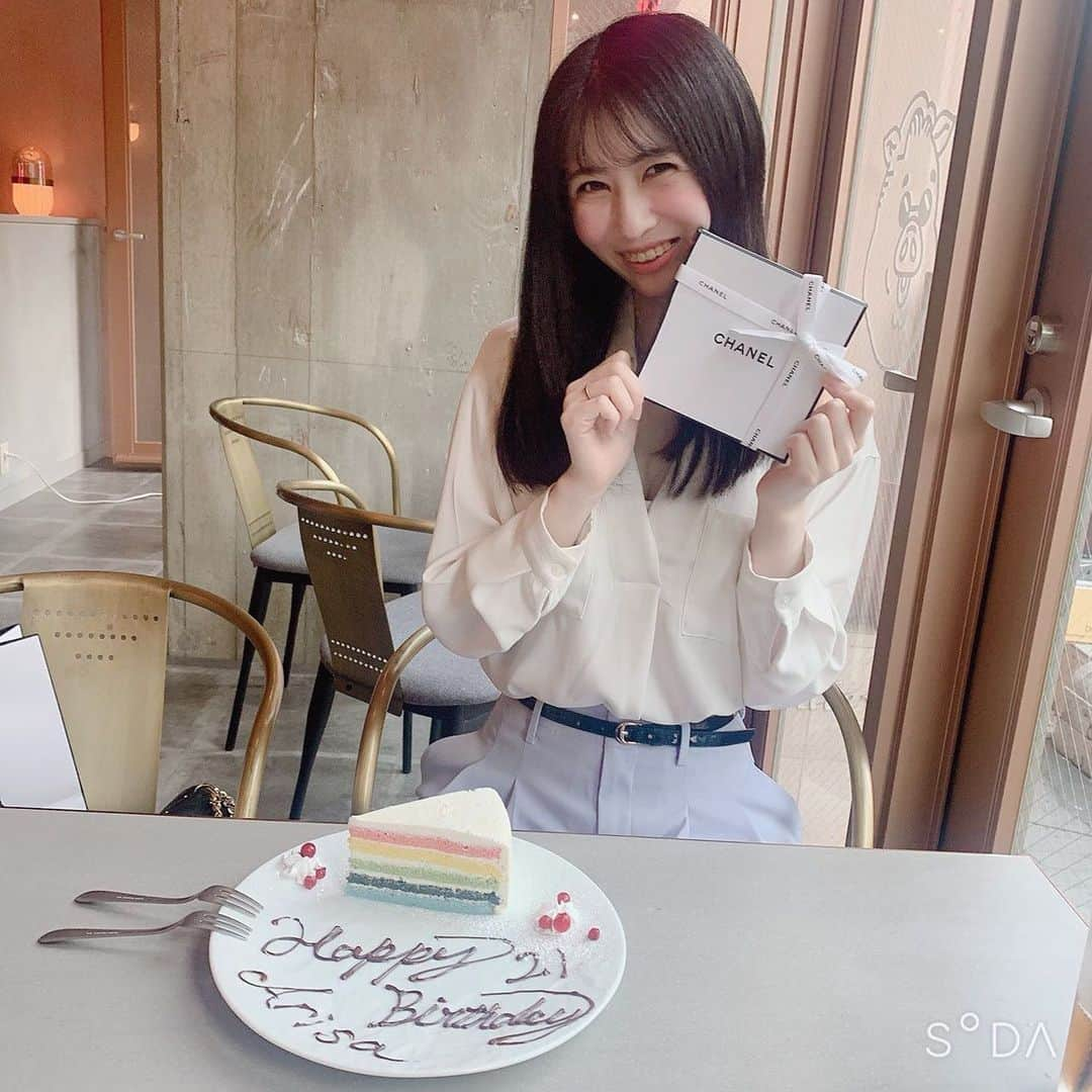 大脇有紗さんのインスタグラム写真 - (大脇有紗Instagram)「りころんからの誕生日プレゼント〜🥰. . さっき気づいたけど、初シャネルかもしれない🙈✨. . #シャネルコスメ  #chanel  #チーク #birthdaypresent .  20歳の顔は自然からの贈り物、30歳の顔はあなたの人生。でも、50歳の顔はあなたの功績よ. by.ココシャネル . この言葉好き。 自分の30年後の顔に責任を持って人生を生きていきたい🧸」6月9日 12時41分 - aritan00401