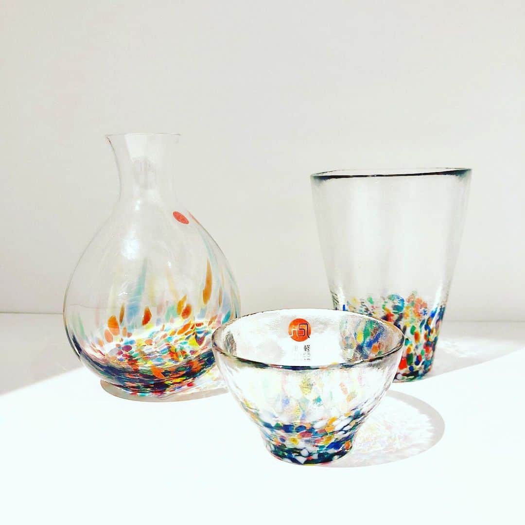 BEAMS JAPANさんのインスタグラム写真 - (BEAMS JAPANInstagram)「【NEWARRIVAL】 ＜北洋硝子 / 津軽 びいどろ ねぶた＞  東北三大祭りの1つ「ねぶた祭」、 その色彩を8色のガラスで表現した ＜ビームス ジャパン＞別注シリーズ。 持ちやすい形と丁度いいサイズ感に仕上げました。  色ガラスで浮かび上がる模様は、 ねぶた祭の楽しさや華やかさを表しています。 食卓で夏祭りの気分を存分に味わってください。 . 【北洋硝子 / ほくようがらす】 1949年創業の津軽びいどろをつくる＜北洋硝子＞は、漁業用の浮玉（うきだま）の製造メーカーとしてスタート。 吹き上げる浮玉は他に比べ丈夫である、という確かな品質の評価を得て、1973年には国内トップの生産高となりました。 その後長年の浮玉製造で培った「宙吹き」の技法などを用い、青森の自然をイメージさせるハンドメイドガラスの創作に取り組む工房です。  BEAMS JAPAN 1F ☎︎ 03-5368-7314 #beams  #beamsjapan  #beamsjapan1st  #ビームスジャパン #新宿 #新宿三丁目 #日本製 #madeinjapan #新商品 #newarrival #北洋硝子#ガラス #青森#びいどろ#津軽 #フリーカップ#cup」6月9日 12時41分 - beams_japan
