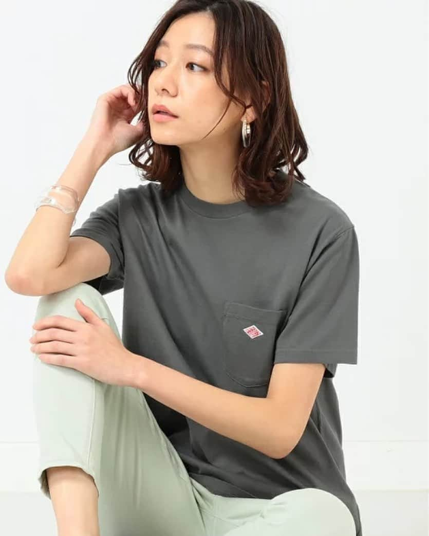 スタイライフさんのインスタグラム写真 - (スタイライフInstagram)「.⁣ --------------------------------- ⁣ DANTON × B:MING by BEAMS / 別注 ポケットTシャツ 20SS ビームス ダントン⁣ B:MING by BEAMS ⁣ 送料無料⁣ --------------------------------- ⁣ .⁣ 今年も登場の大定番のポケT🎶⁣ オリジナルフィットで型からオーダーした毎シーズン大人気のシリーズ💖⁣ ⁣ 別注仕様の柔らかな素材を使用しているので着心地の良さも魅力🌿⁣ ポケットとミニロゴがカジュアル感を引き立てます✨⁣ ⁣ カラーはオフホワイト、サックスブルー、チャコールグレー、レッド系その他2の4色🌈⁣ サイズはSMALLとMEDIUMの2サイズです。⁣ ⁣ スカートに合わせて大人のリラクシング感に👌⁣ ワイドパンツやデニムと合わせればカジュアルなスタイルを楽しめます♫⁣ ⁣ 👗掲載商品へのお問い合わせはこちら👗⁣ .⁣ #RakutenFashion #RakutenFashionista⁣ #rakutenファッショニスタ #楽天 #rakuten ⁣ #BMINGLIFESTOREbyBEAMS #ビーミングライフストアバイビームス #DANTON #ダントン #コーデ #コーディネート #ファッション #夏服コーデ #今日のコーデ #きょコ #お洒落さんと繋がりたい #服好きな人と繋がりたい #fashion #きれいめカジュアル #大人カジュアル #きれいめコーデ #Tシャツ #tシャツ #Tシャツ好きな人と繋がりたい #summerstyle #シンプル #relax #relaxing #trend #simple」6月9日 12時42分 - rakutenfashion