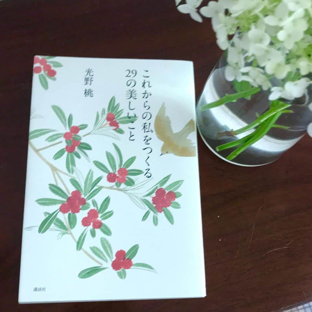 光野桃さんのインスタグラム写真 - (光野桃Instagram)「【ミモレ掲載のお知らせ】 今日更新されたウェブマガジンmi-molletの「祝！mi-mollet5周年　読者の皆さまへのメッセージ　婦人のひと休み、はじめませんか」にショートエッセイを寄稿しました。 タイトルは「ゆっくり生き、泣きたいときに泣く」 今のわたしのリアルな暮らしと気持ちを書かせていただきました。よろしかったらぜひご覧ください。 ・ 記事のURLはこちらです。プロフィール欄にもリンクを貼っておきますね。  https://mi-mollet.com/articles/-/23847 ・ 連載していたのはもう3年前。月日は矢のように速く過ぎ行き…。連載をまとめた『これからの私をつくる２9の美しいこと』(講談社)も、よかったら。  #ミモレ #mimollet」6月9日 12時42分 - mitsuno.momo