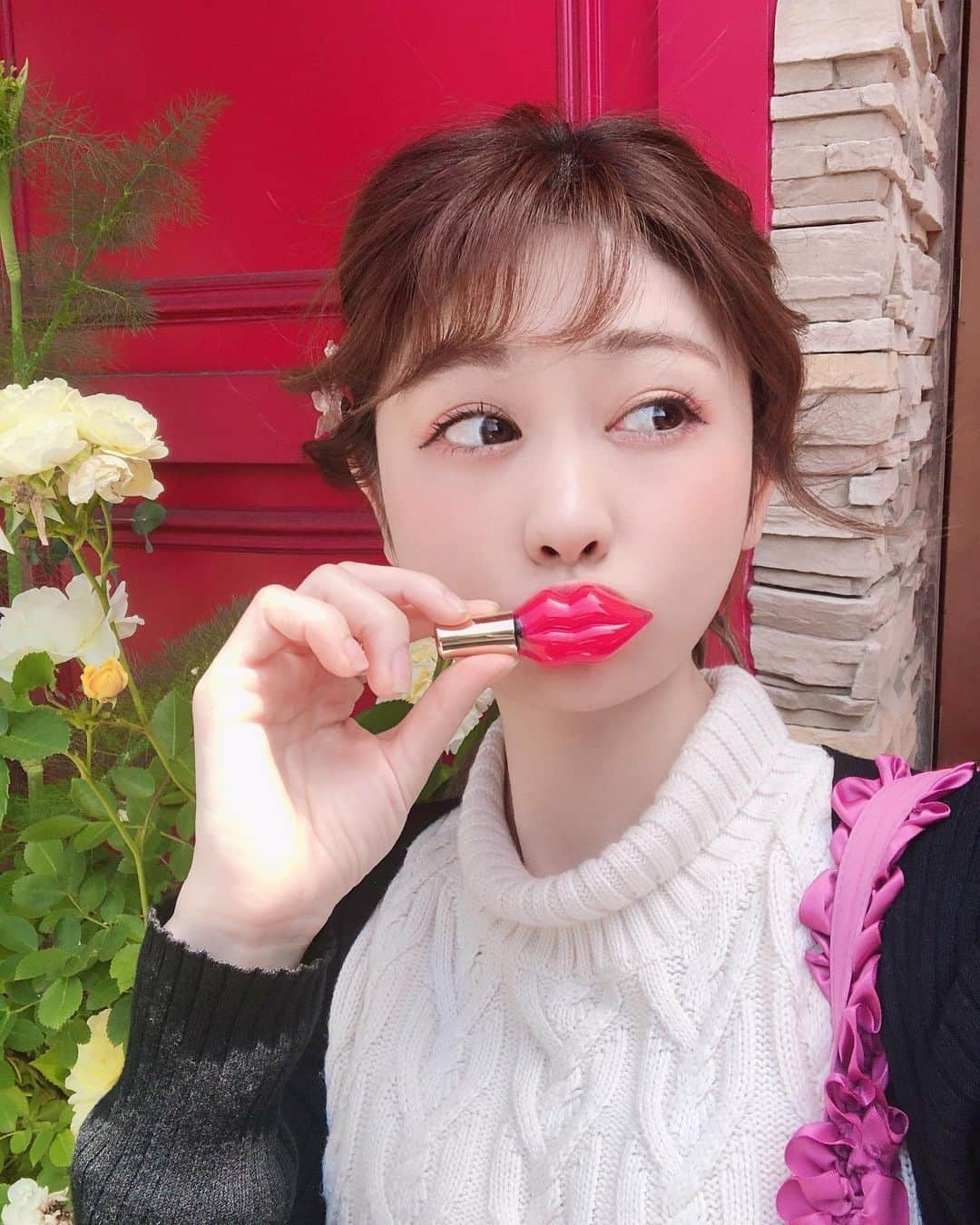 高橋里彩子さんのインスタグラム写真 - (高橋里彩子Instagram)「＼話題の“キス顔リップ”新色😘💓／﻿ ﻿ ﻿ #プランプピンク —💋—﻿ ﻿ 唇型が可愛すぎない？﻿ ﻿ パケ買い間違い無し、﻿ インスタ映え間違い無し😂♥️♥️﻿ ﻿ ﻿ 唇の温度でとろけて密着する美容液リップなの💄﻿ ﻿ 「リップ下地・縦ジワ補正・ボリュームUP﻿ 保湿パック・血色感UP・美容液」の﻿ 6つの効果が1本で得られるんだよー👄✨﻿ ﻿ ナチュラルな色づきで旬の唇をゲットでかなちゃうの♡﻿ ﻿ ﻿ 私のは123の SUNNY REDだよ⌣̈⃝♡﻿ ﻿ ﻿ ﻿ ﻿ ﻿ #メイク #コスメレポ #プチプラコスメ﻿ #プチプラ #リップ #リップグロス #リッププランパー #リップケア  #パケ買いコスメ #パケ買い #プランプピンク #plumppink #キス顔リップ #cosme #beauty #lip  #メイクイット #メイク好きな人と繋がりたい #ステラシード﻿ #プランプリップ #リッププランパー  #リップ美容液 #コスメ #グロス﻿ #emomiu #おこもり美容 #おうち美容  #サニーレッド﻿ #コスメ好きさんと繋がりたい」6月9日 12時49分 - konkonwanwan