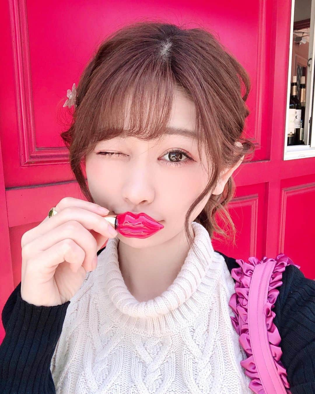 高橋里彩子さんのインスタグラム写真 - (高橋里彩子Instagram)「＼話題の“キス顔リップ”新色😘💓／﻿ ﻿ ﻿ #プランプピンク —💋—﻿ ﻿ 唇型が可愛すぎない？﻿ ﻿ パケ買い間違い無し、﻿ インスタ映え間違い無し😂♥️♥️﻿ ﻿ ﻿ 唇の温度でとろけて密着する美容液リップなの💄﻿ ﻿ 「リップ下地・縦ジワ補正・ボリュームUP﻿ 保湿パック・血色感UP・美容液」の﻿ 6つの効果が1本で得られるんだよー👄✨﻿ ﻿ ナチュラルな色づきで旬の唇をゲットでかなちゃうの♡﻿ ﻿ ﻿ 私のは123の SUNNY REDだよ⌣̈⃝♡﻿ ﻿ ﻿ ﻿ ﻿ ﻿ #メイク #コスメレポ #プチプラコスメ﻿ #プチプラ #リップ #リップグロス #リッププランパー #リップケア  #パケ買いコスメ #パケ買い #プランプピンク #plumppink #キス顔リップ #cosme #beauty #lip  #メイクイット #メイク好きな人と繋がりたい #ステラシード﻿ #プランプリップ #リッププランパー  #リップ美容液 #コスメ #グロス﻿ #emomiu #おこもり美容 #おうち美容  #サニーレッド﻿ #コスメ好きさんと繋がりたい」6月9日 12時49分 - konkonwanwan