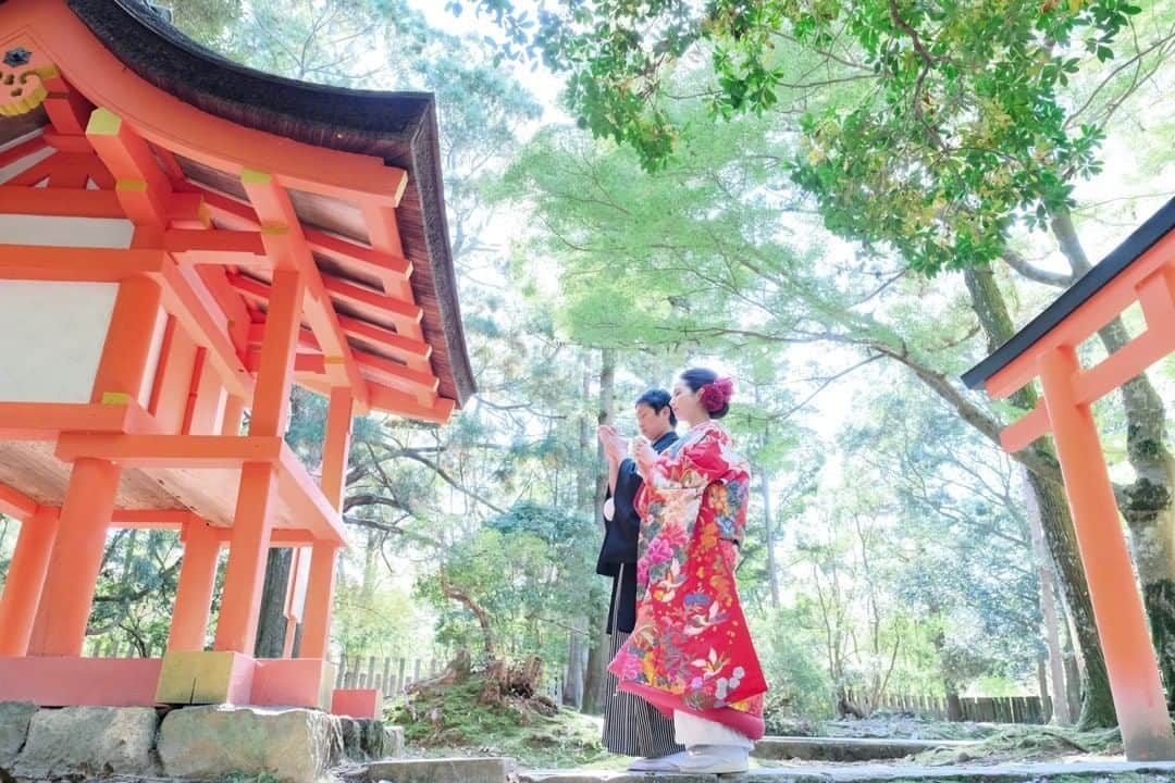髪型ヘアスタイル・ウエディング、七五三、お宮参りのキキフォトさんのインスタグラム写真 - (髪型ヘアスタイル・ウエディング、七五三、お宮参りのキキフォトInstagram)「🇯🇵 ・ Taken by Fujifilm XT3 ・ #コロナが終息したら ぜひ奈良に来てください。 それまでは・・・ #おうちで奈良旅 で奈良の風景を楽しんでください。 ・ Wedding photo at oomiwa shrine in Nara  When COVID-19 crisis is over, please come to Nara. Until then, please enjoy the Nara at home. ・ #2021春婚 #2020夏婚 #2020秋婚 #2020冬婚 #2020プレ花嫁 #2020花嫁 #2020結婚 #2020結婚式  #前撮り髪型」6月9日 12時50分 - kikiphotoworks