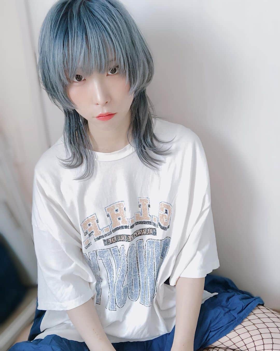 朝日奈丸佳さんのインスタグラム写真 - (朝日奈丸佳Instagram)「髪色落ちてきたんだけど、これも超かわいい。綺麗。 青髪はオレンジメイクもピンクも似合うし最高だよ。 だいすき。  #ウルフカット  #青髪  #marucode #fashion  #古着」6月9日 13時01分 - madoka_maru_hina