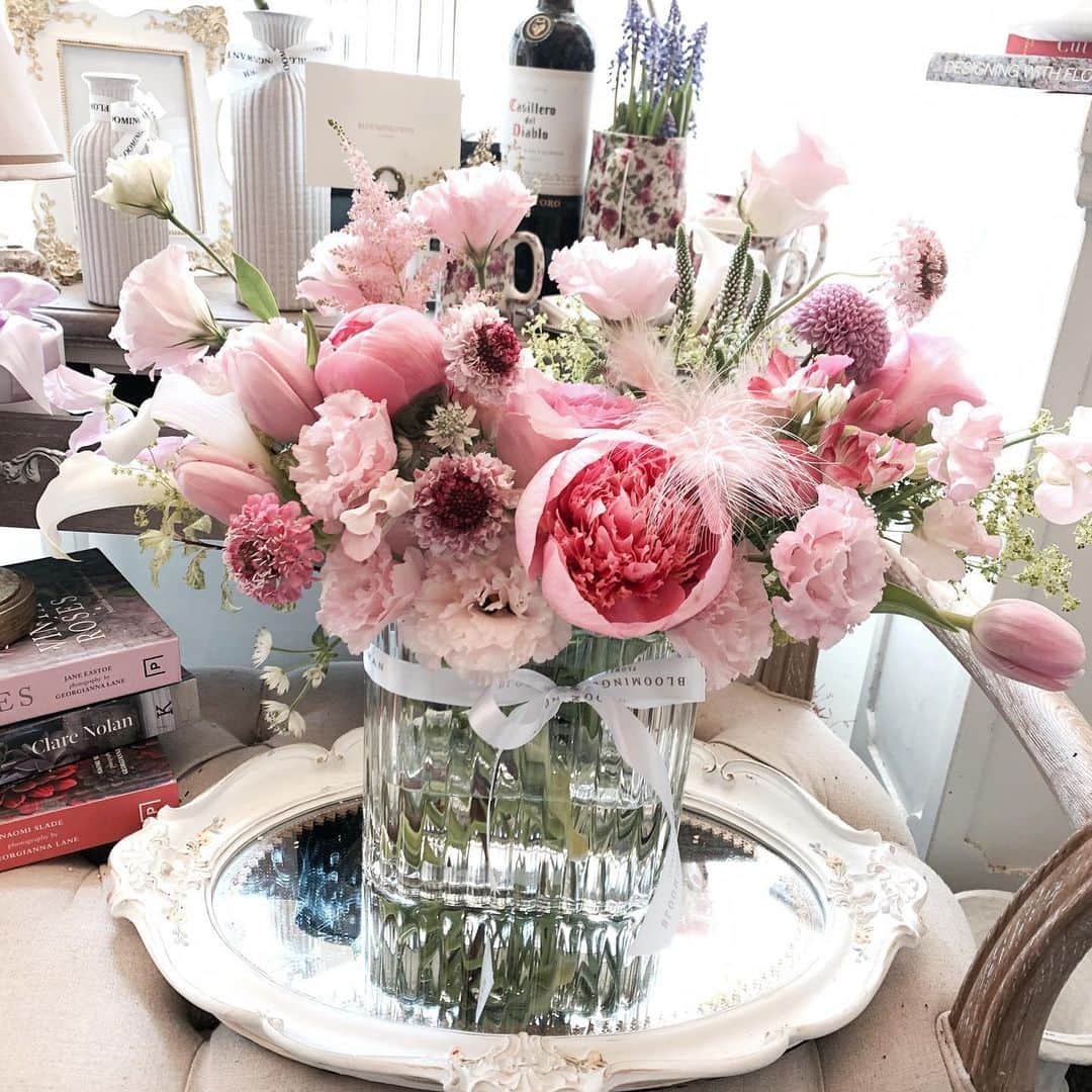 Florist.janeさんのインスタグラム写真 - (Florist.janeInstagram)「전문가 A반 베이스 디자인 수업 💕 . . . . . . . ☝🏻 블스 주문건 경우 배송료는 모두 별도 입니다. . ✌🏻배송 시간은 원하시는 시간대에 지정하실 수 없으며 오전/오후/저녁 중 선택해주시면 일괄 배송합니다. . 👌🏻상품 문의시 원하시는 작품 캡쳐후 문의주시면 빠르게 답변도와드리겠습니다💕 . . . . . . . . . . #블루밍스완 #꽃배달 #꽃선물 #꽃스타그램 #여자친구선물 #선물추천 #꽃학원 #플라워레슨 #플로리스트 #플라워클래스 #flowers #peonies #florist #선물스타그램 #데일리스타그램 #취미 #논현동꽃집 #강남꽃배달 #강남꽃집 #학동역꽃집 #일상 #결혼기념일 #와이프선물 #연예인서포트 #꽃꽂이학원 #꽃집창업」6月9日 12時56分 - jane.florist