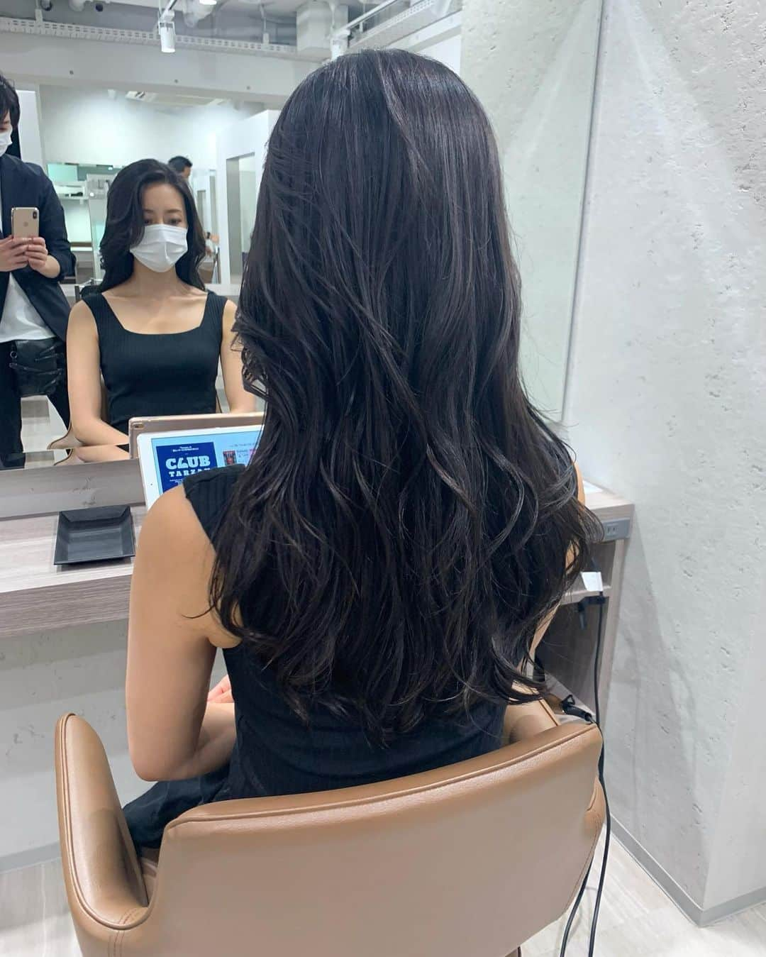 朝風れいさんのインスタグラム写真 - (朝風れいInstagram)「やっと！！！！ 3ヶ月以上ぶりにhair maintenance！！💇‍♀️ ・ ・ ボーボーに伸びっぱなしで、色も抜け、毛先もパシパシ。（3枚目、比べるために、敢えて酷いbefore写真撮ってもらった。） いいんですよ✋毎日くるみにしか会ってなかったから。爆 ・ ・ でも、毎日傷んでる髪を見たり触ったりしてて、気持ちがいいものではなかった😅 これから少しずつ新しい日常を過ごすにあたっても、気持ちのリセット‪‪(൦◟̆◞̆൦)♡‧˚₊*̥ ・ ・ ・ 美容院では全ての工程を、マスク付けたままでして頂けました😷なるほど💡紐を捻って掛けると、イヤーキャップも付けられる😂 消毒、検温、私物荷物の管理に至るまで、充分すぎるウィルス対策をして下さってて、本当に感謝です💦💦 正しく恐れる。大切な事ですね。 ・ ・ ・ 何よりビックリしたのは、新しいサロンがオープンしてた事よ。笑 ・ ・ ・ #new #salon #newsalon #coall #hair #maintenance #美容院 #表参道nex #nex #ロングヘアー #longhair」6月9日 12時57分 - rei.wd