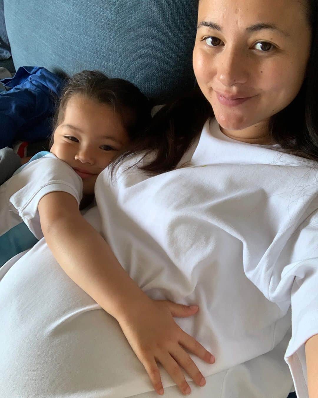 エリナ シルカのインスタグラム：「Big sis 🥰 朝のおはようと夜のお休みは欠かさずベビーに言ってくれる。 けどマミーのことは基本スルー。なんで⁈寂しいじゃんよー🥺😂😂」