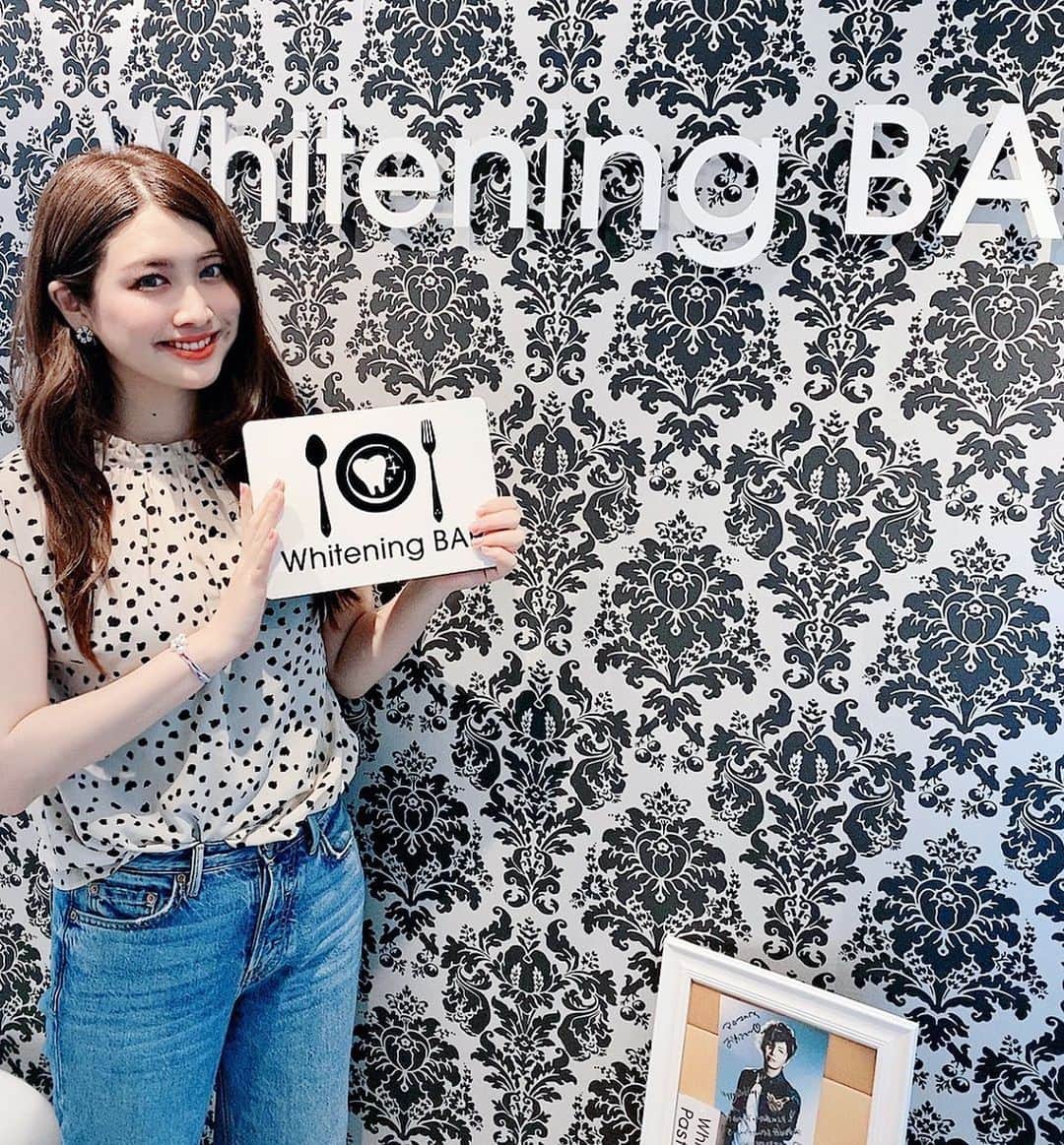 飛鳥凛のインスタグラム：「#whiteninabar #セルフホワイトニング  ホワイトニングバーさんにて 施術していただきました😁✨ シェードガイドで見ると… 1日でs14からs8に！！白くなりました😭シンプルに凄い。 痛くないしその後シミたりしないのでとってもありがたいです❤️ 歯が白くなると沢山笑いたくなる🐶今日も幸せな1日でした❤️」