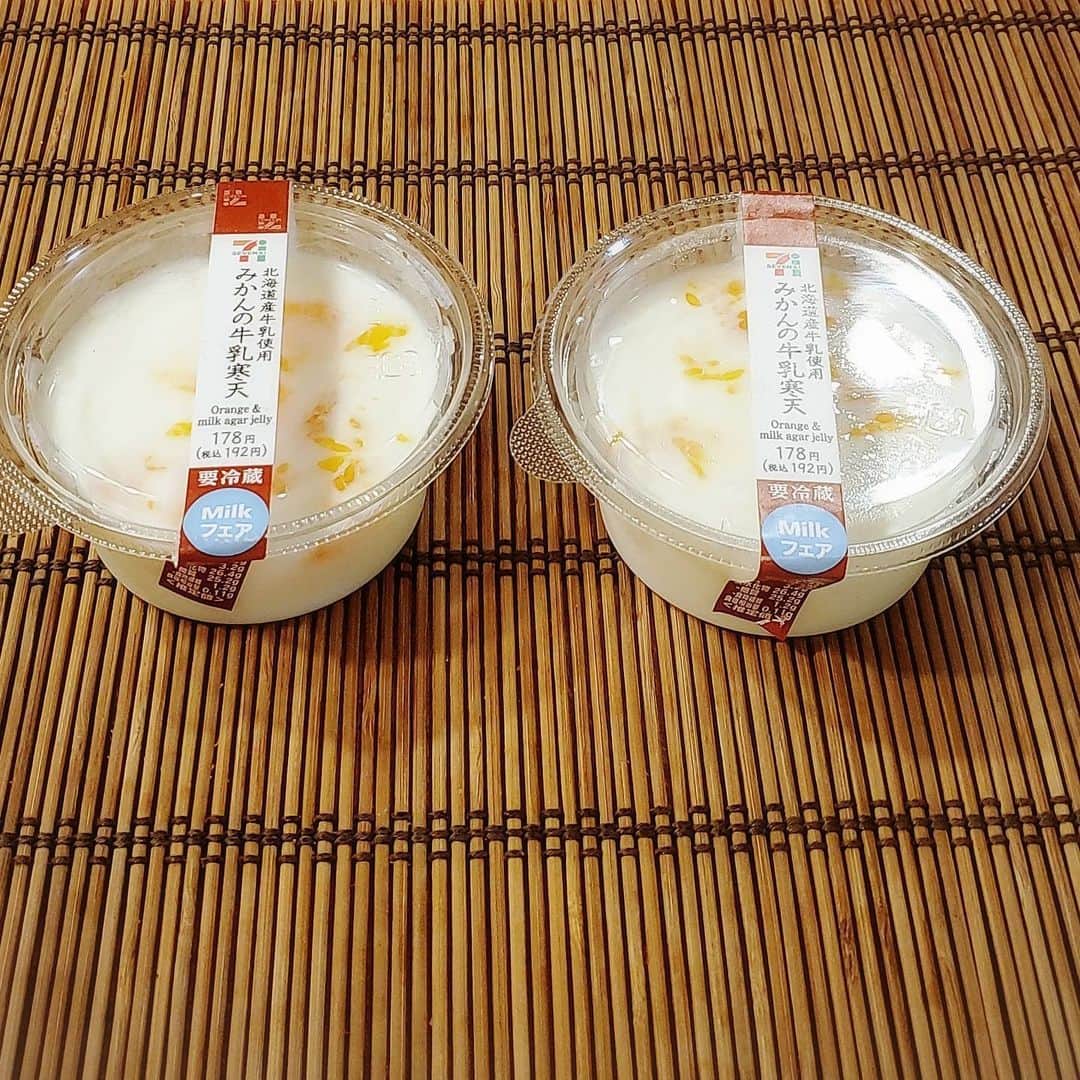 武東由美さんのインスタグラム写真 - (武東由美Instagram)「セブンイレブンの『みかんの牛乳寒天！』 何だか懐かしくないですかぁ？ 少し前まで近くのナチュラルローソンで買っていましたが、店舗がなくなったので、今はセブンイレブンで買っています。 甘さが控えめでさっぱり！後味スッキリ！ お家でも作れるとは思いますが、もう少し甘くしてしまいそう！ 牛乳寒天にこのみかんの分量がきっといいんだろうな😄 お家ではドバッとみかんも入れそう！　 セブンイレブンの寒天なら食後にペロッと１人1個大丈夫！ もう少し食べたいなと思うところでなくなるんだな！笑 そういえば長方形の牛乳寒天見かけたわ！みかんは入ってなかったかもだけど。 次回はそれを買ってみよっと！  #武東由美#モト冬樹#セブンイレブン#コンビニスイーツ好き#コンビニスイーツ#セブンイレブンスイーツ#たべる#美味しかった#まだ食べれる」6月9日 23時54分 - pochalime12