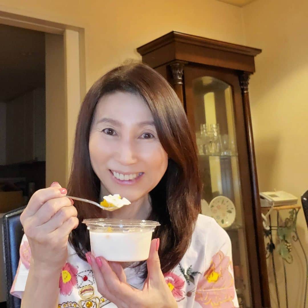 武東由美さんのインスタグラム写真 - (武東由美Instagram)「セブンイレブンの『みかんの牛乳寒天！』 何だか懐かしくないですかぁ？ 少し前まで近くのナチュラルローソンで買っていましたが、店舗がなくなったので、今はセブンイレブンで買っています。 甘さが控えめでさっぱり！後味スッキリ！ お家でも作れるとは思いますが、もう少し甘くしてしまいそう！ 牛乳寒天にこのみかんの分量がきっといいんだろうな😄 お家ではドバッとみかんも入れそう！　 セブンイレブンの寒天なら食後にペロッと１人1個大丈夫！ もう少し食べたいなと思うところでなくなるんだな！笑 そういえば長方形の牛乳寒天見かけたわ！みかんは入ってなかったかもだけど。 次回はそれを買ってみよっと！  #武東由美#モト冬樹#セブンイレブン#コンビニスイーツ好き#コンビニスイーツ#セブンイレブンスイーツ#たべる#美味しかった#まだ食べれる」6月9日 23時54分 - pochalime12