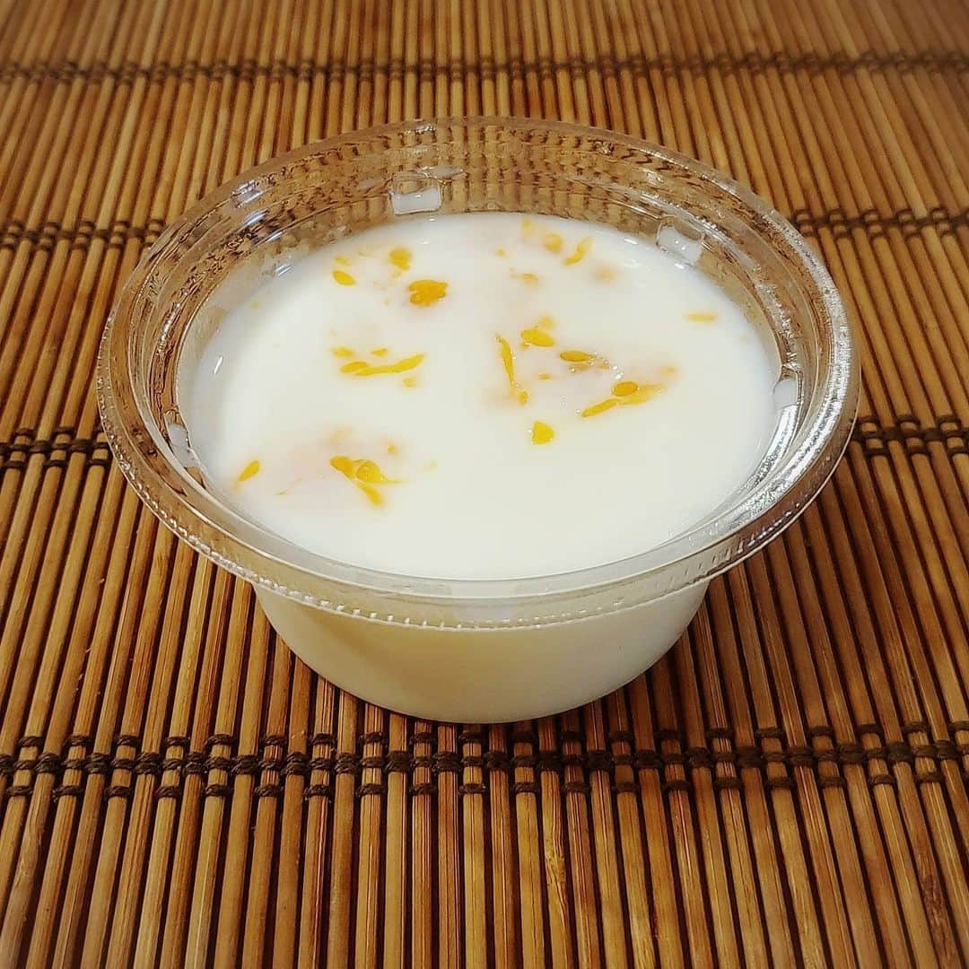 武東由美さんのインスタグラム写真 - (武東由美Instagram)「セブンイレブンの『みかんの牛乳寒天！』 何だか懐かしくないですかぁ？ 少し前まで近くのナチュラルローソンで買っていましたが、店舗がなくなったので、今はセブンイレブンで買っています。 甘さが控えめでさっぱり！後味スッキリ！ お家でも作れるとは思いますが、もう少し甘くしてしまいそう！ 牛乳寒天にこのみかんの分量がきっといいんだろうな😄 お家ではドバッとみかんも入れそう！　 セブンイレブンの寒天なら食後にペロッと１人1個大丈夫！ もう少し食べたいなと思うところでなくなるんだな！笑 そういえば長方形の牛乳寒天見かけたわ！みかんは入ってなかったかもだけど。 次回はそれを買ってみよっと！  #武東由美#モト冬樹#セブンイレブン#コンビニスイーツ好き#コンビニスイーツ#セブンイレブンスイーツ#たべる#美味しかった#まだ食べれる」6月9日 23時54分 - pochalime12
