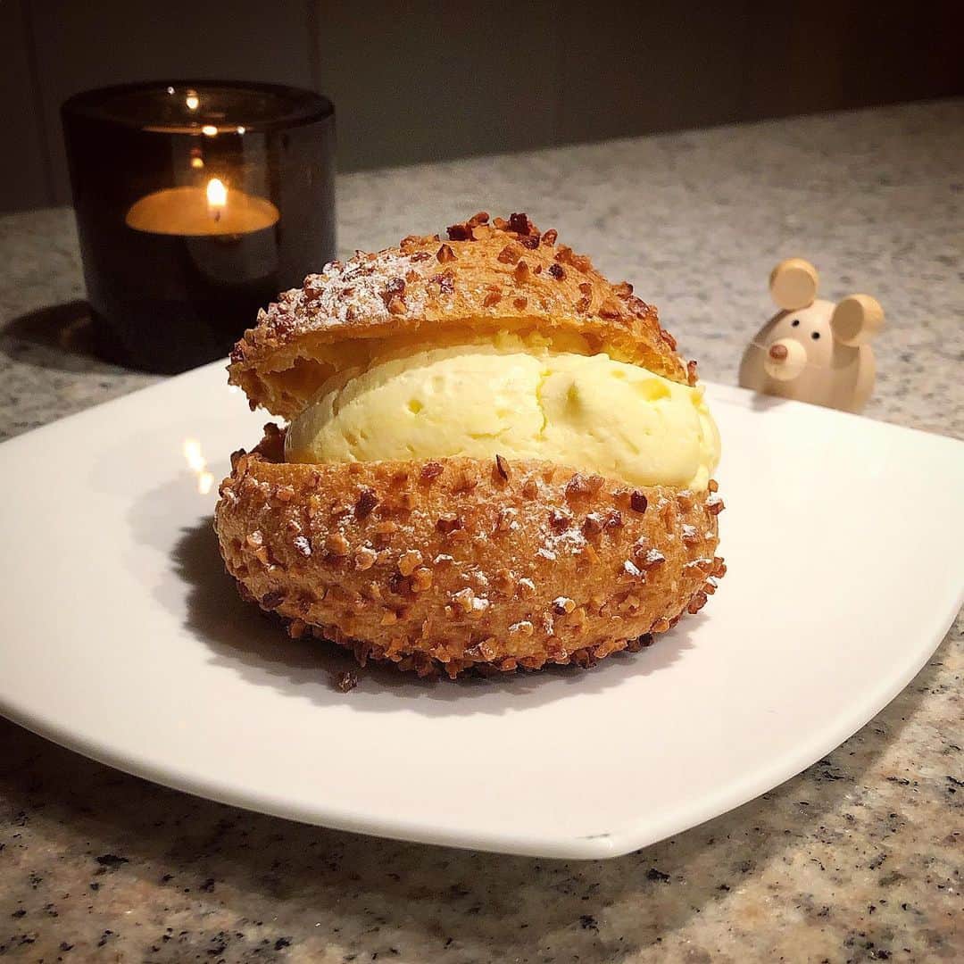 榊山敬代のインスタグラム：「🧁☕️… ・ 昨夜は夜おやつにて シュークリームの巻  こんなベッドがあったらナと ネズミちゃんの心のつぶやき ・ ・ 🐹…チュークリームだいすき… ・ ・ さてきょうは  急きょのデザインしながら 新たな企画書訂正しながら  あっという間に火曜日終わりました  最近一日があっという間で もう少し早起きしようかな 時間割りをみなおしたい時  明日はzoom会議day 少しずつ進化な方向 ススム時間にしたい ・ ・ #おうち時間  #おうち大好き #stayhome ・ ・ ・ ・　 #メゾンカイザー #maisonkayser #bread #sweets #シュークリーム #creampuff #カスタードクリーム #cream #スイーツ #おやつ #夜のおやつ #dinner #dolce #bianco #ワイン #おうちカフェ #coffee #ご褒美 #日本画家 の #お料理こんなもん #コロナウイルスが早く終息しますように」
