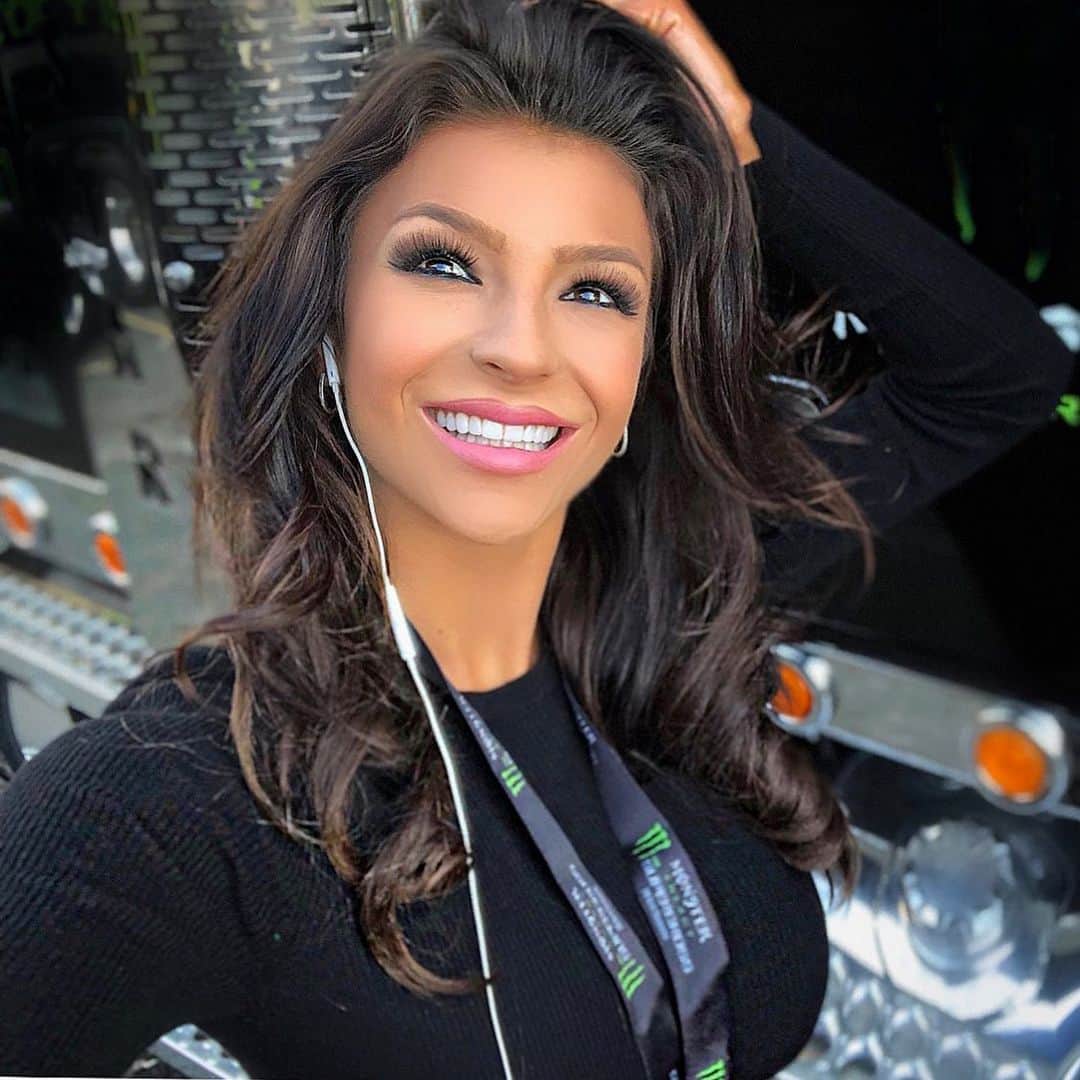 Kelly Clelandさんのインスタグラム写真 - (Kelly ClelandInstagram)「Reminiscing 🏁 I sure miss being at the