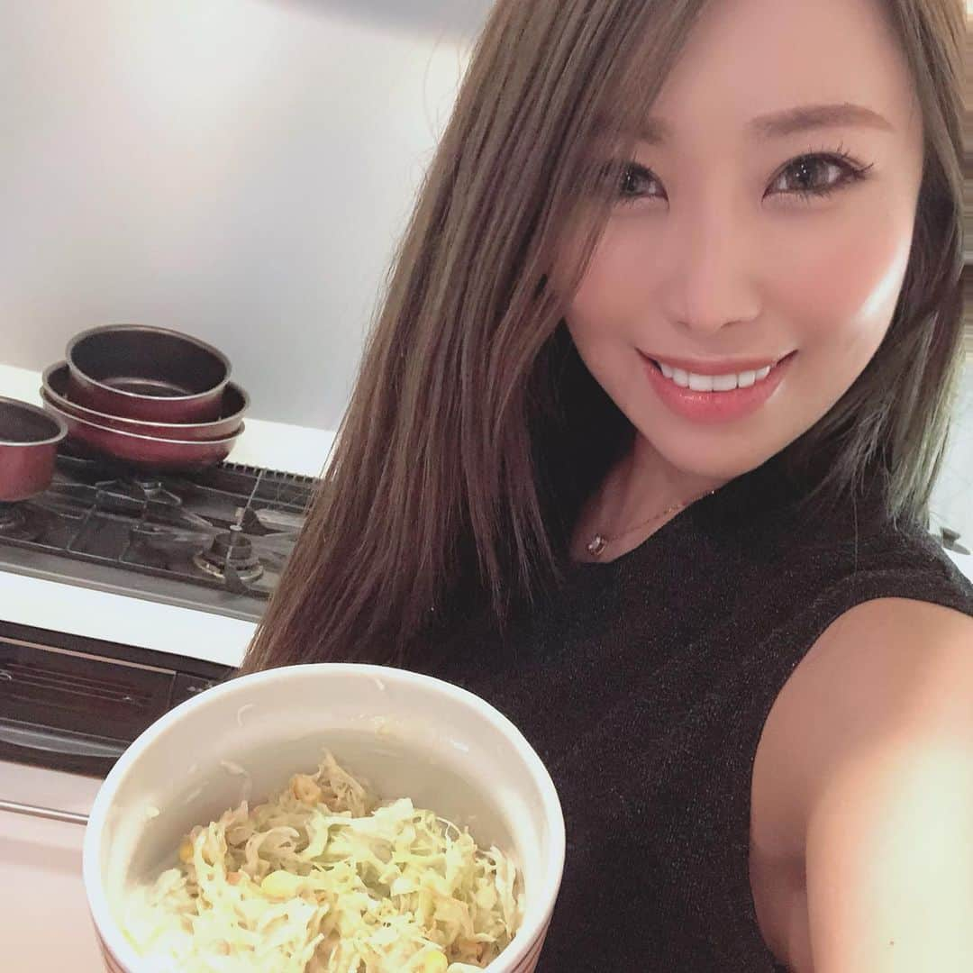 渡瀬茜さんのインスタグラム写真 - (渡瀬茜Instagram)「『この前好きって言ってたからコールスローサラダ作ってみたー💖』の一枚w  キッチンからこんばんは🤗 久しぶりの妄想シリーズですw ってかわたしがコールスローサラダ大好きなんやけどね💖 なにげによく作るんです😆  #コールスロー#コールスローサラダ#妄想シリーズ#妄想カップル#キッチンから#お料理#おうちごはん#くすっと笑ってもらえたら#キッチンから#お料理好き」6月9日 22時24分 - wataseakane1