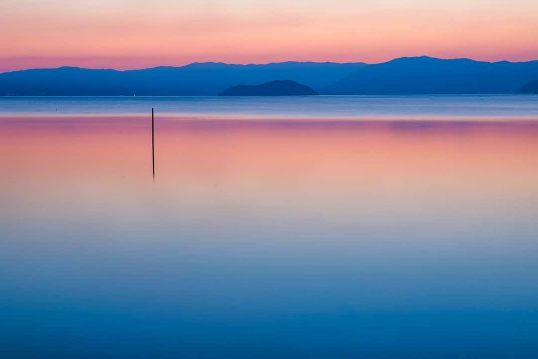 滋賀県長浜市さんのインスタグラム写真 - (滋賀県長浜市Instagram)「昨日の琵琶湖。時間は19時半も回ってましたが、この明るさ！この華やかさ！ 風もなく湿度もあると、鏡のような湖面を楽しめます✨  見渡す限りの琵琶湖の夕景を、ひと気のない砂浜で独り占めの贅沢時間でした☺️ 真ん中の島は、ご存知竹生島です！ ・ ・ date 2020.6.8 location 長浜市南浜町付近 ・ #琵琶湖 #lakebiwa #長浜ちょぴっく #みんなのちょぴっく #広報ながはま #しがトコ #滋賀写真部 #tokyocameraclub #jp_views #jp_gallery #japan #lakeview #風景 #landscape #風景写真を撮るのが好きな人と繋がりたい #japan #鏡湖 #リフレクション #reflection #sunset #夕景 #百選 #グラデーション #gradation #オススメ #絶景 #田舎 #jp_mood #picoftheday #nature」6月9日 22時25分 - nagahama_city