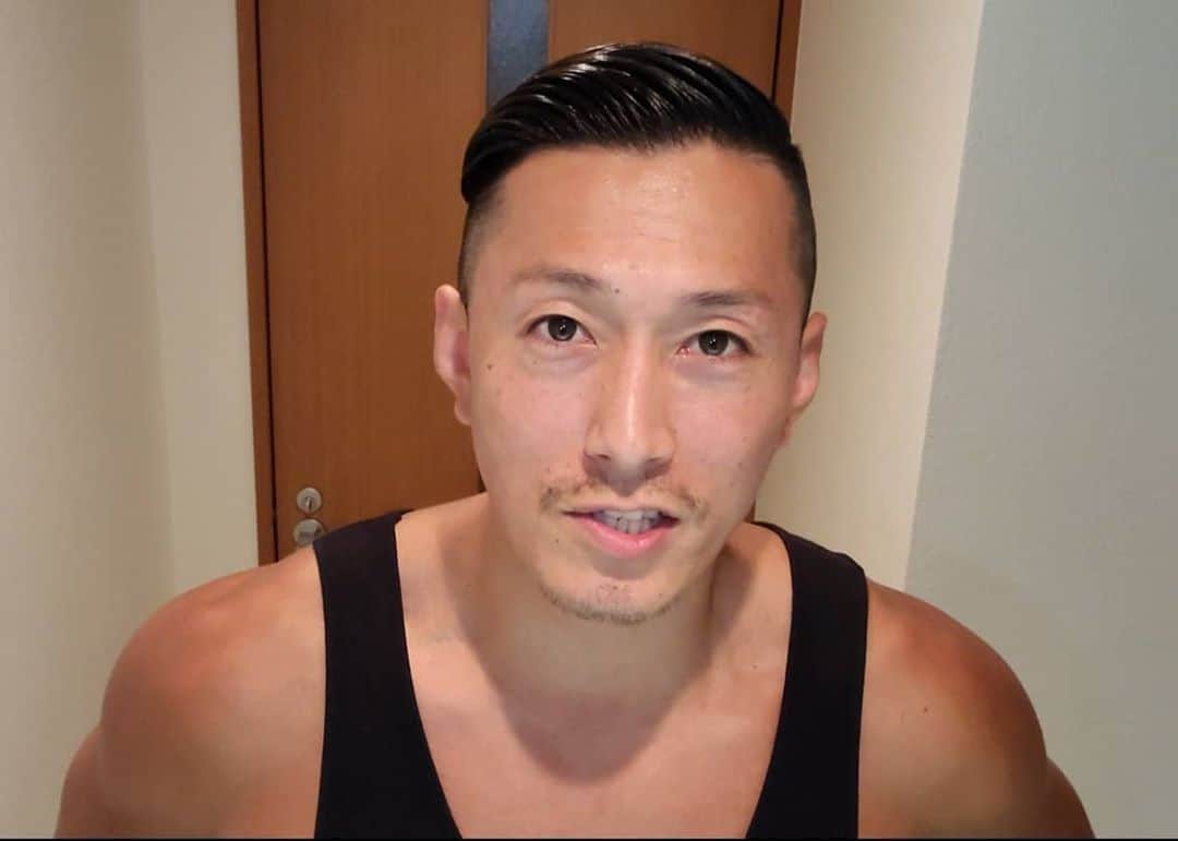 黒石高大のインスタグラム：「久しぶりに撮影の為に刈り上げしたぜ ヒゲも伸ばしてって言われたんだけどオレの顔面にヒゲは無しな気がする 刈り上げは生意気そうで好き カットとセット動画にしたんで見てね 今回も視聴者プレゼントで濱の狂犬ステッカーあげますhttps://youtu.be/1bUDdZGtn3w #髪型ひとつで #かなり変わる #気がします」