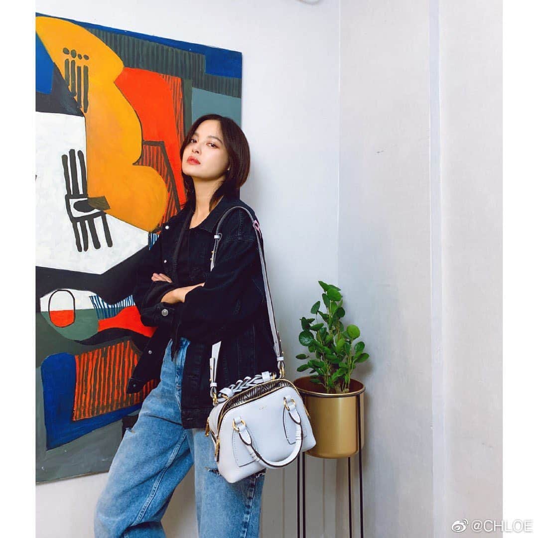 Vogue Taiwan Officialさんのインスタグラム写真 - (Vogue Taiwan OfficialInstagram)「#VogueFashionNow﻿ ﻿ Chloé  @chloe Daria Bag是今年春夏推出的全新包款，以敞開拉鍊、露出包款內側老佛爺Karl Lagerfeld設計的Chloé縮寫圖案而聞名；由於易於搭配且容量大，Daria Bag一問世便榮登品牌暢銷寶座，更是社會及大學新鮮人的摯愛包款，﻿ ﻿ 而近日曾之喬、王淨、莫莉、辛芷蕾與何穗不約而同選擇簡單穿著搭配Daria Bag，沒有繁複裝扮照樣時髦有型，亦恰恰成為新鮮人職場與日常的最佳穿搭範本!﻿ ﻿ #chloe #VG包起來 ﻿ ﻿ ﻿ 🖋 #annyting﻿ ﻿」6月9日 22時34分 - voguetaiwan