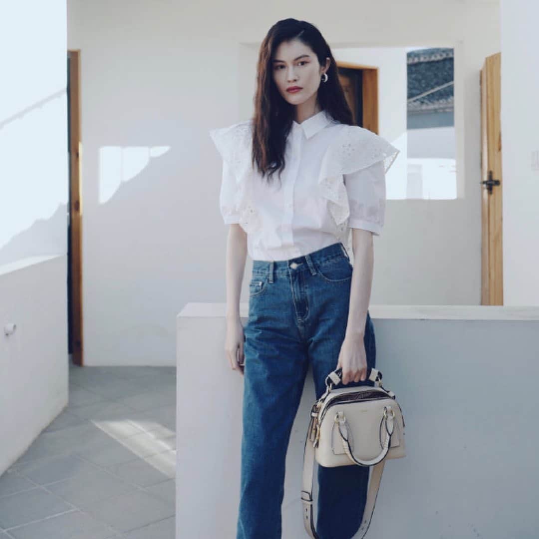 Vogue Taiwan Officialさんのインスタグラム写真 - (Vogue Taiwan OfficialInstagram)「#VogueFashionNow﻿ ﻿ Chloé  @chloe Daria Bag是今年春夏推出的全新包款，以敞開拉鍊、露出包款內側老佛爺Karl Lagerfeld設計的Chloé縮寫圖案而聞名；由於易於搭配且容量大，Daria Bag一問世便榮登品牌暢銷寶座，更是社會及大學新鮮人的摯愛包款，﻿ ﻿ 而近日曾之喬、王淨、莫莉、辛芷蕾與何穗不約而同選擇簡單穿著搭配Daria Bag，沒有繁複裝扮照樣時髦有型，亦恰恰成為新鮮人職場與日常的最佳穿搭範本!﻿ ﻿ #chloe #VG包起來 ﻿ ﻿ ﻿ 🖋 #annyting﻿ ﻿」6月9日 22時34分 - voguetaiwan