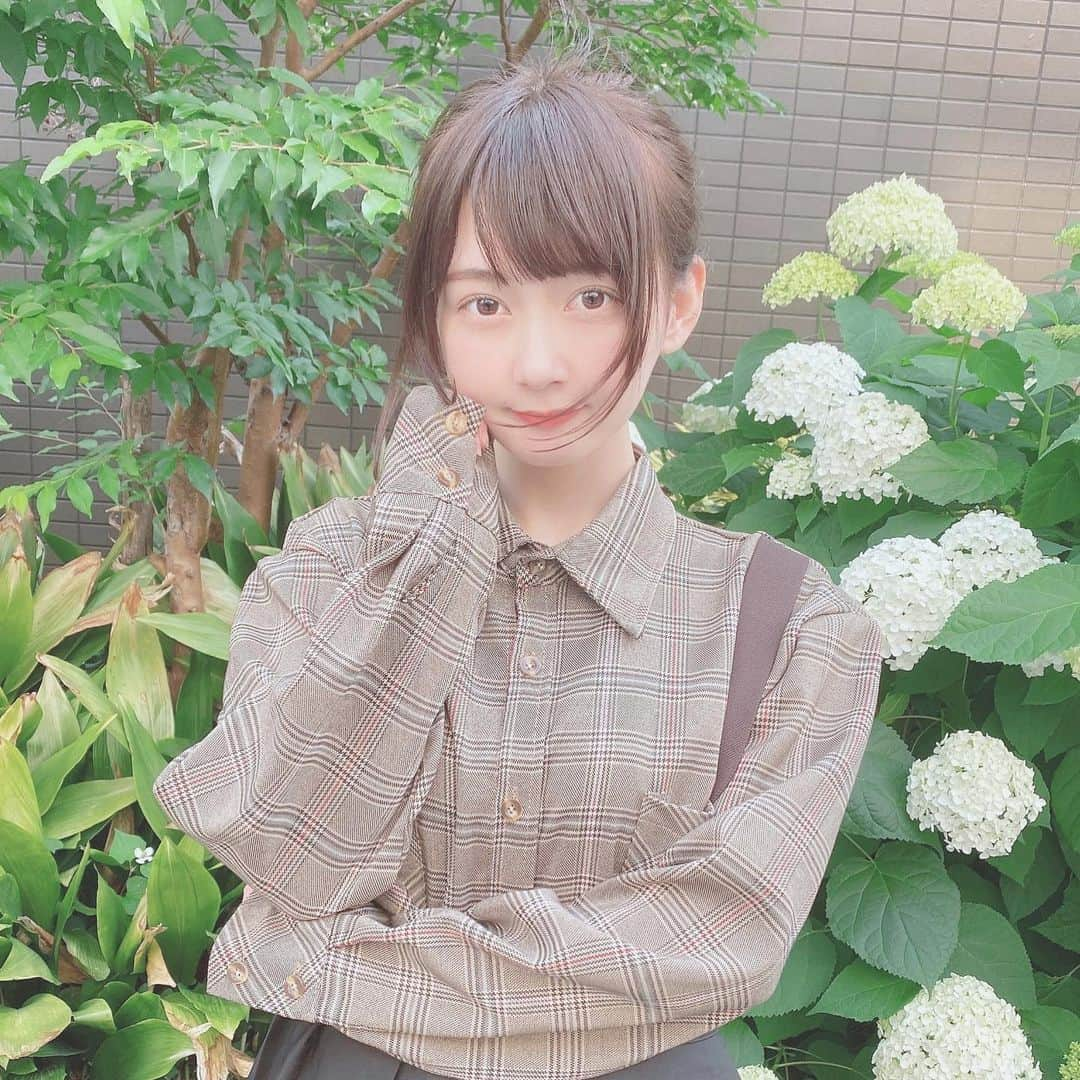 金久保マユ（ぼんぼん）のインスタグラム：「夏らしい写真撮りたいな〜！！ 最近はすっかり日も長くなりましたね🌞 . . #東京マラソン に向けてそろそろ練習再開するか〜〜と思ったんですが、夏に沢山走ったことがないのでしんどそうです😭（笑）少しずつ距離増やして、体調に気をつけながら頑張ろうと思います！ . . . . . . . #そと#写真#夏#作品撮り#撮影#したい#ポートレート#春夏コーデ#セットアップ#かわいい#きょコ#美意識向上#自撮り界隈#自撮り女子#かわいくなりたい#ポニーテール#ヘアアレンジ#ぱっつん#メイク#ぴんく#あじさい#photo#camera#animegirl#followme#love#pink#runner#running」