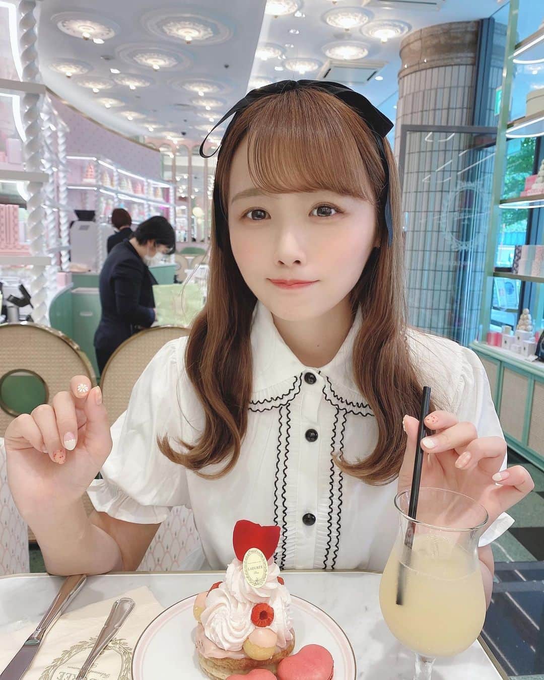 計良日向子（ひなひ）さんのインスタグラム写真 - (計良日向子（ひなひ）Instagram)「. . 久しぶりにラデュレへ🧁💗 ハートのマカロン可愛すぎた！ やっぱりラデュレ美味しい🤤 . . . 👗ワンピース　@stella_tokyo.jp 👜バッグ　@noela_official . 👡ミュール　@iradowl_official . . . . #渋谷カフェ #渋谷カフェ巡り #カフェ #カフェ巡り #cafe #ラデュレ #laduree #私服 #私服コーデ #コーディネート #春服 #春服コーデ #春コーデ #noela #グルジョ #love #instalike」6月9日 22時46分 - kerahinako1105